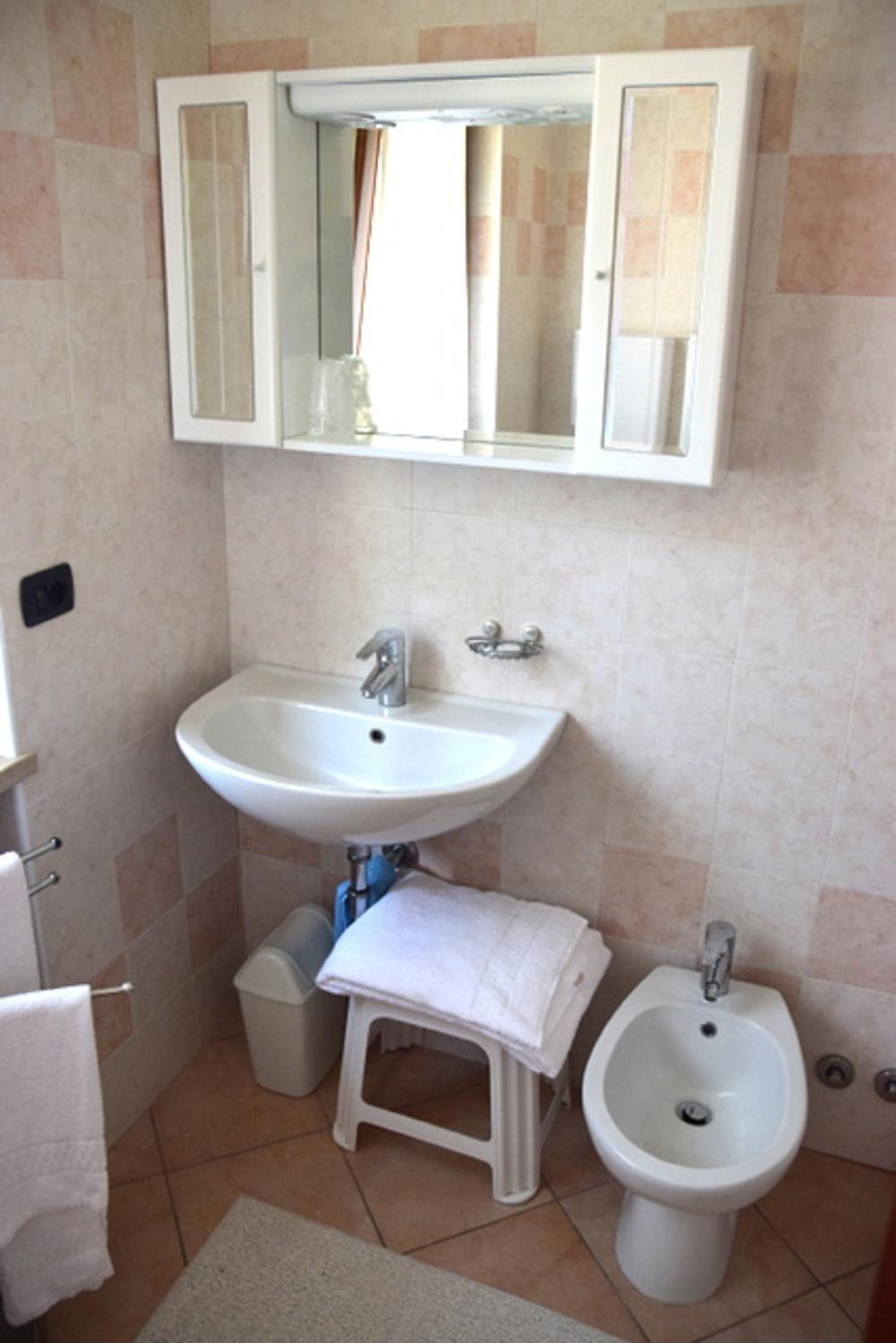 Double Room - Photo 8