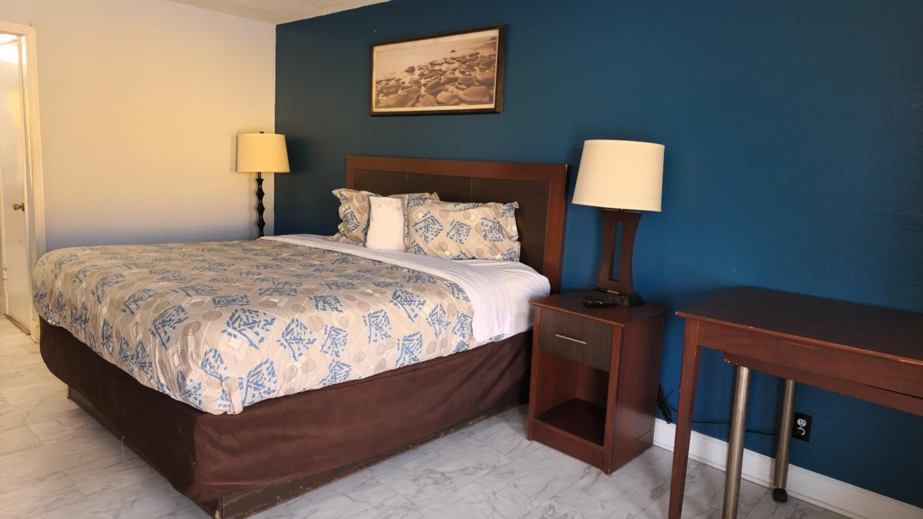 King Room with Roll-In Shower - Disability Access/Non Smoking/Ground floor - Photo 4