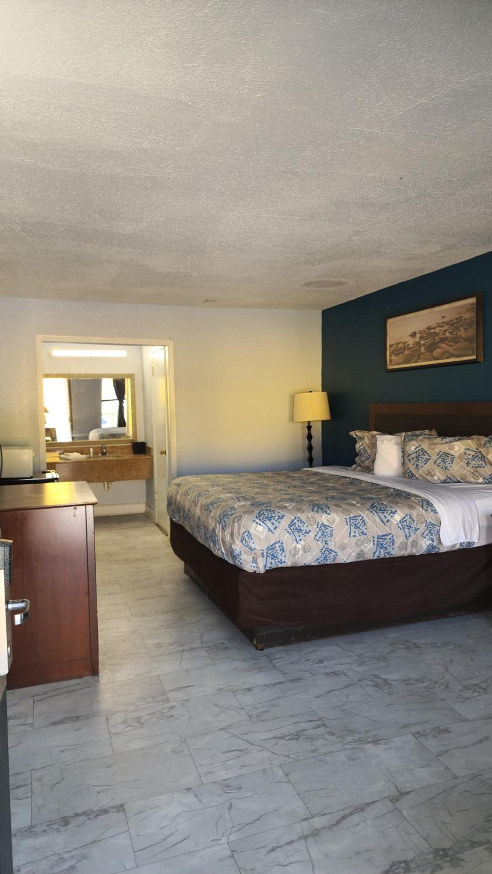 King Room - Non Smoking - Photo 2