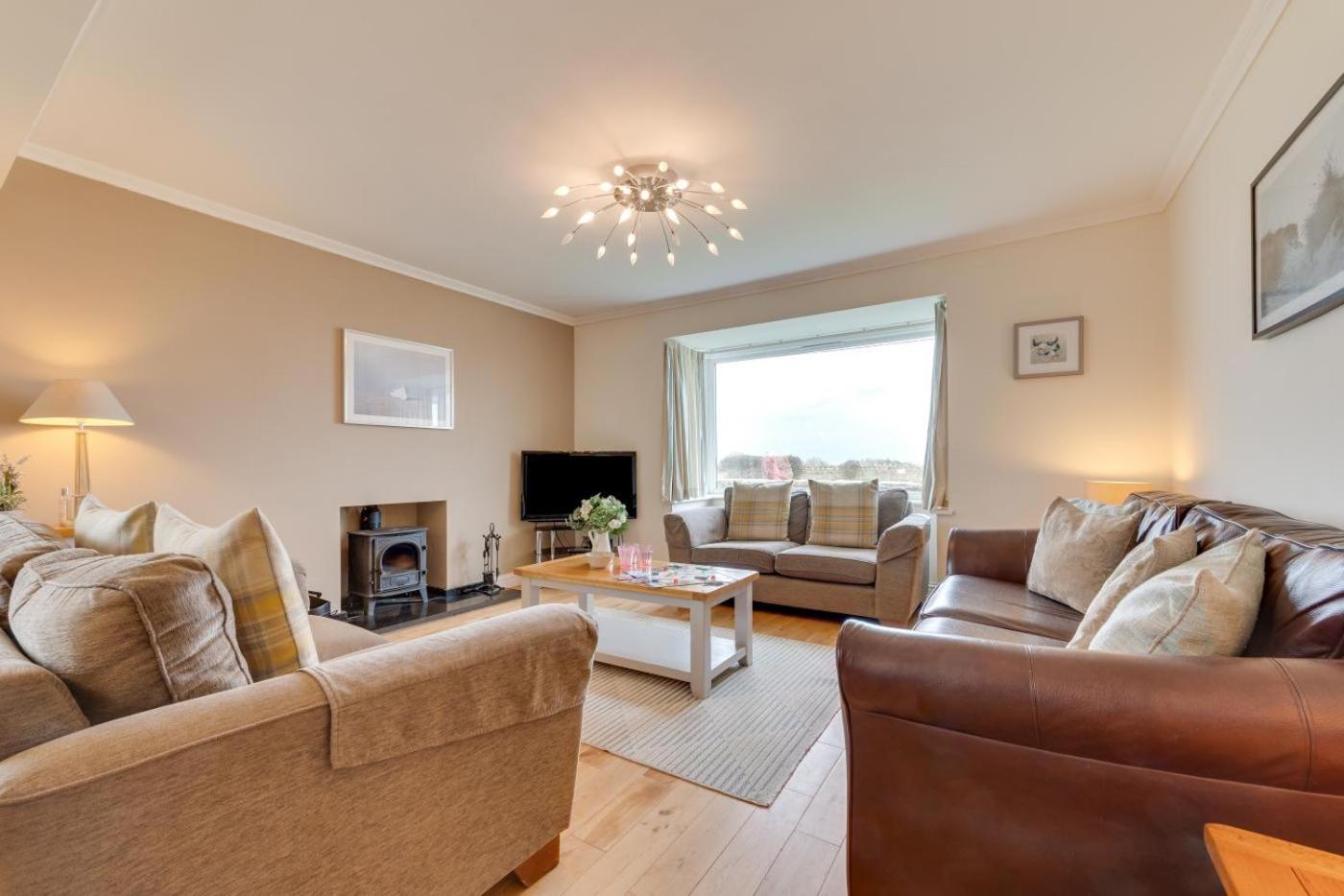 Three-Bedroom House photo 2