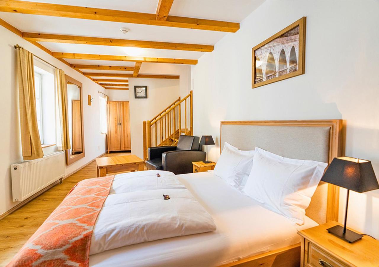 Deluxe Queen Room - Photo 1