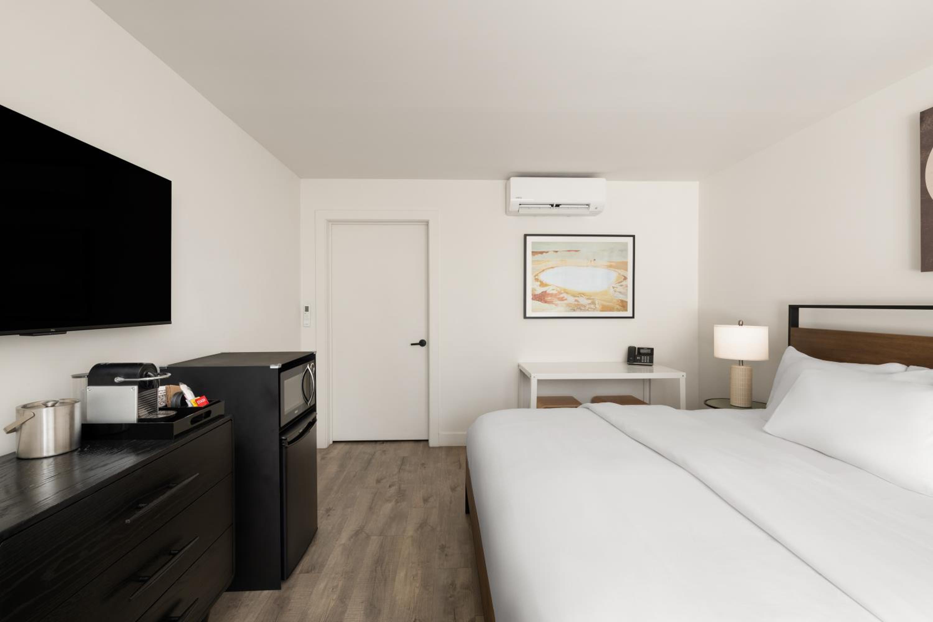 King Room - Non-Smoking - Photo 2