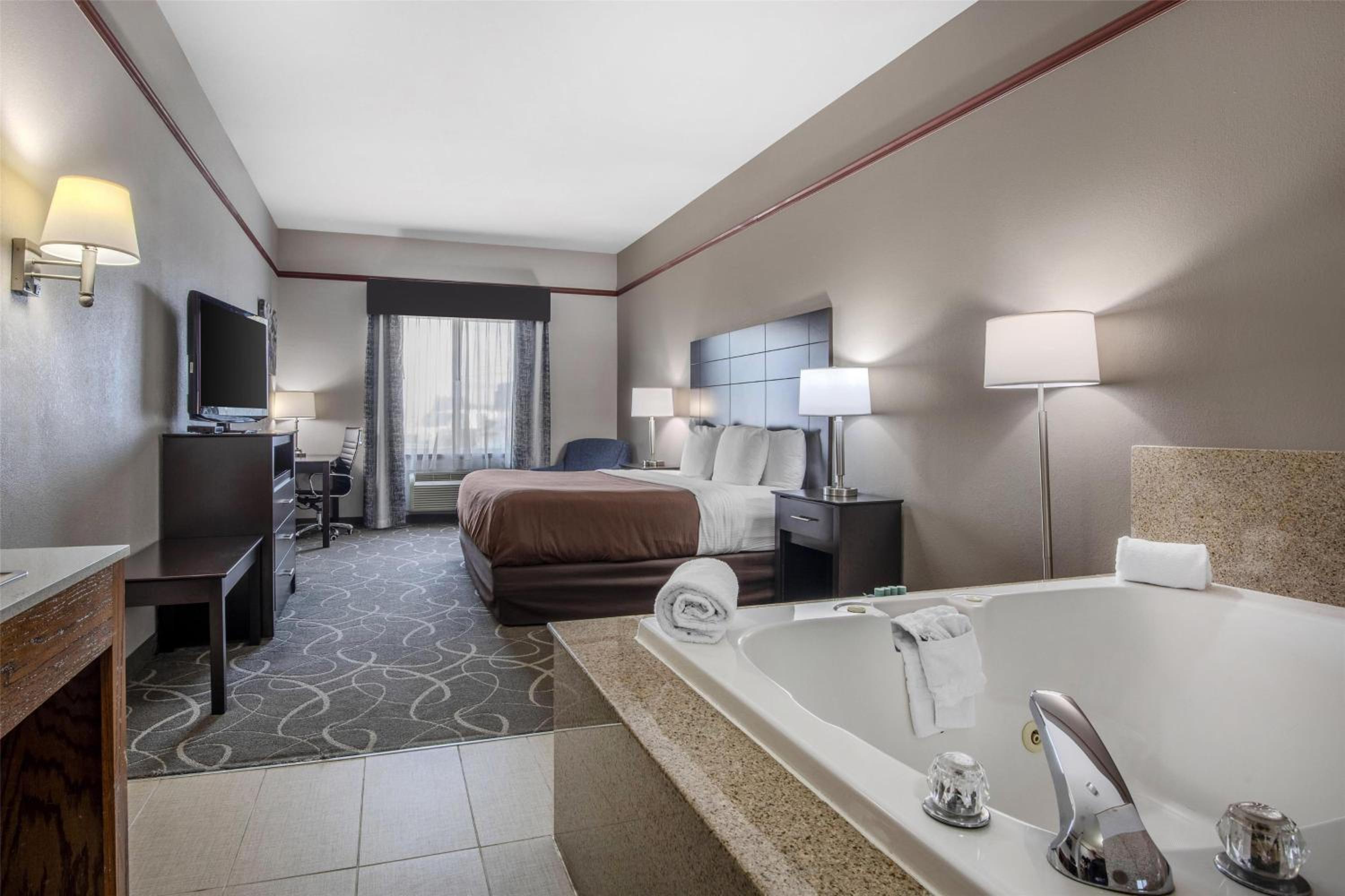 King Room with Mobility Accessible Bathtub photo 1