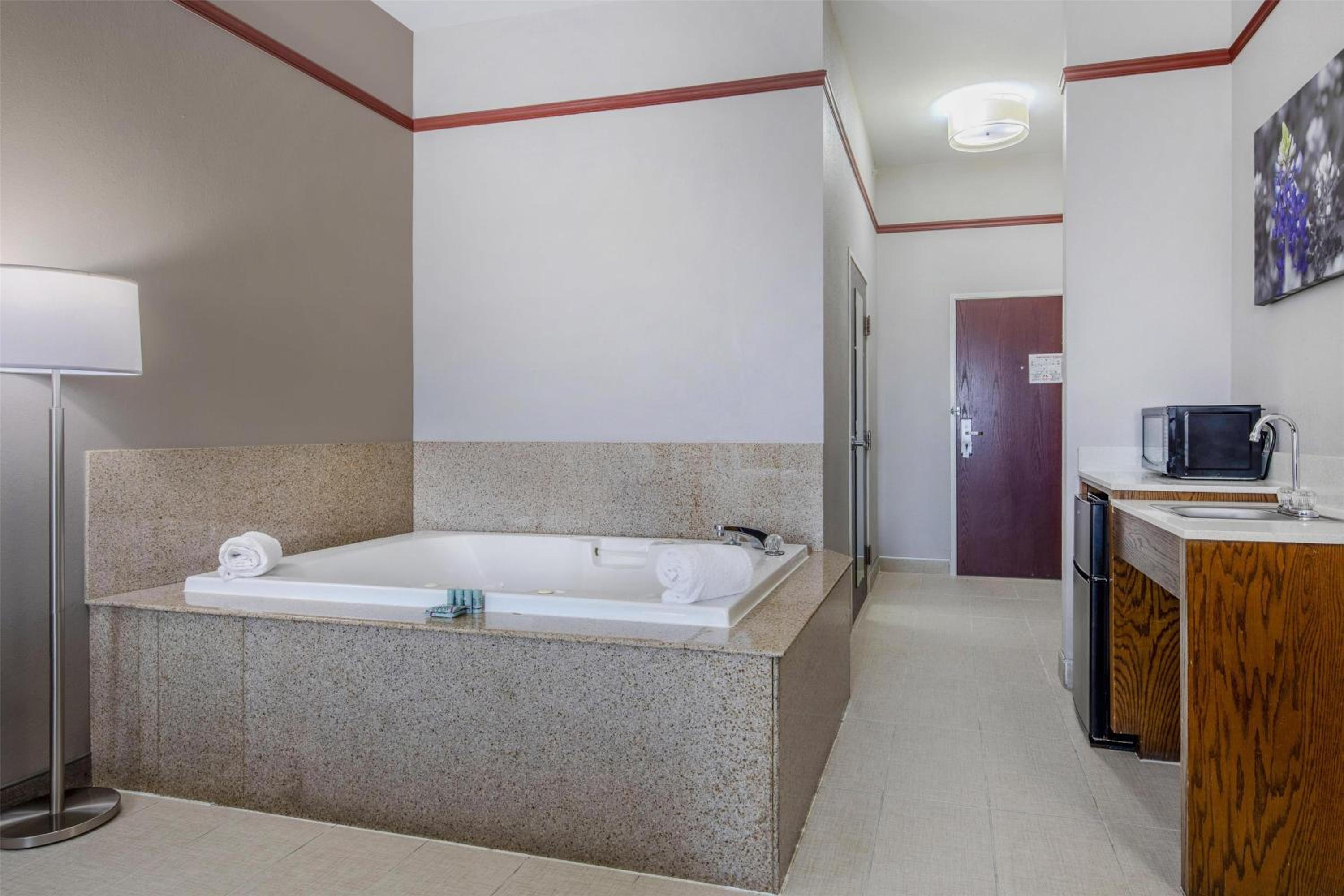 King Room with Mobility Accessible Bathtub photo 3