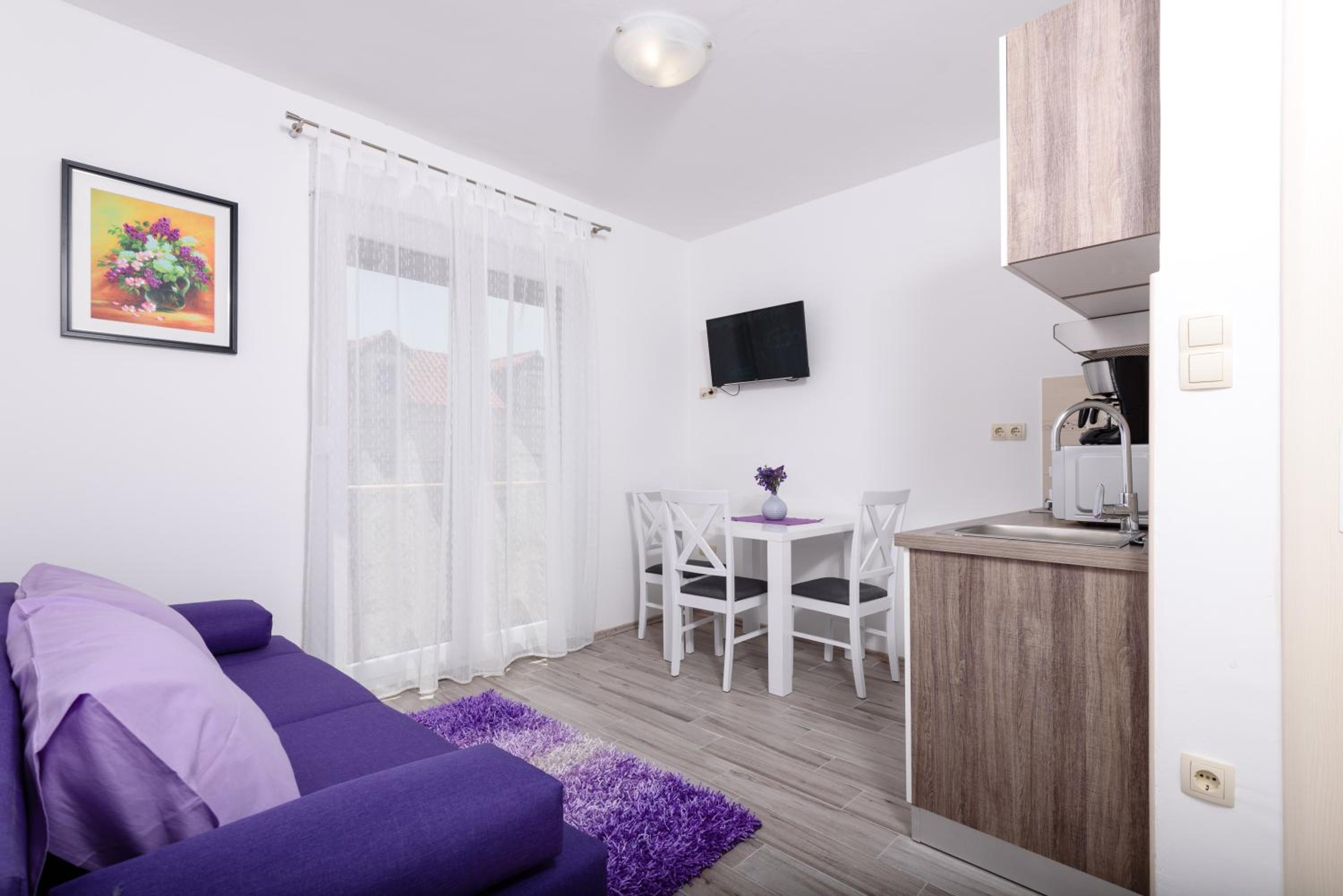 Studio Apartment - Photo 1
