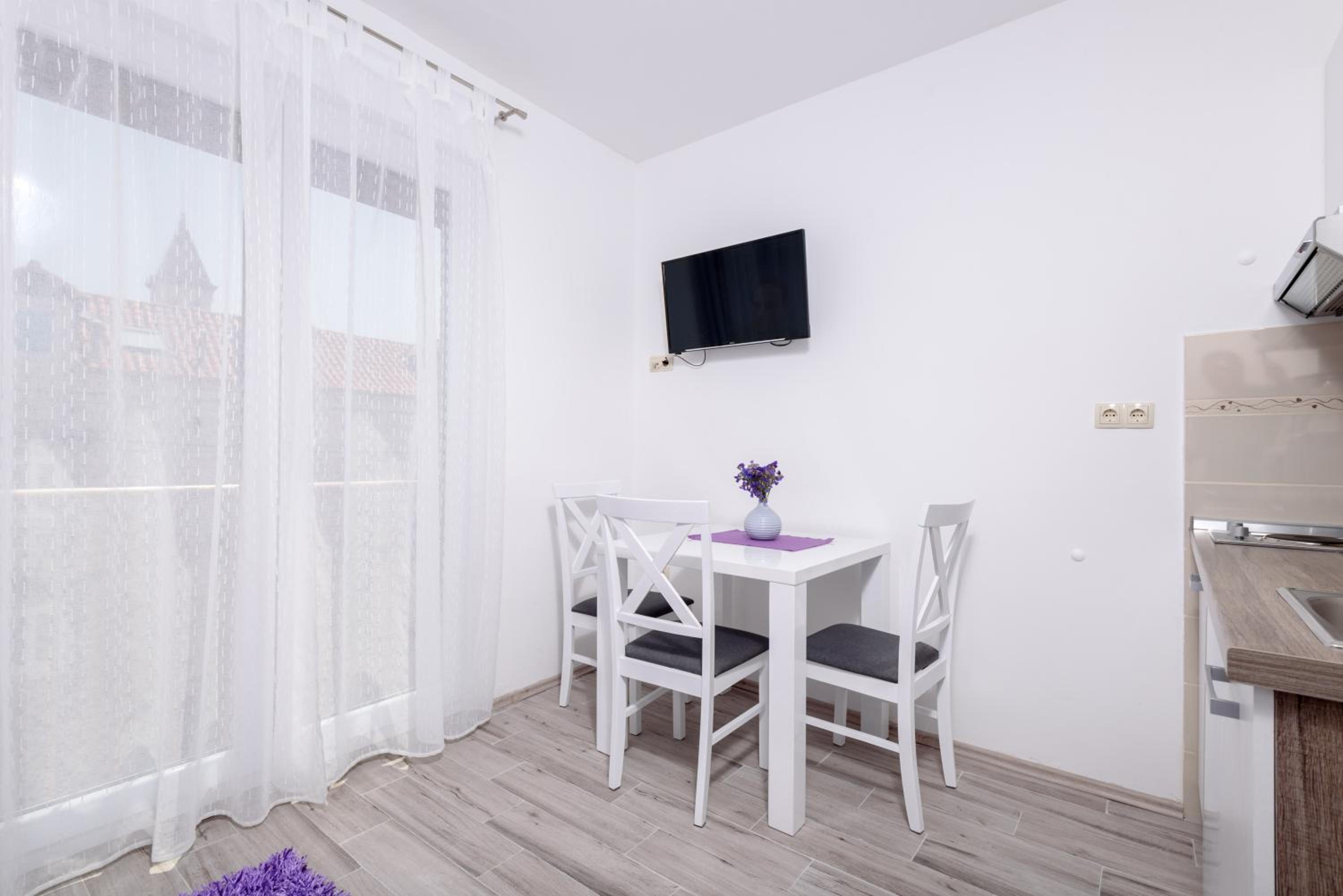 Studio Apartment - Photo 10