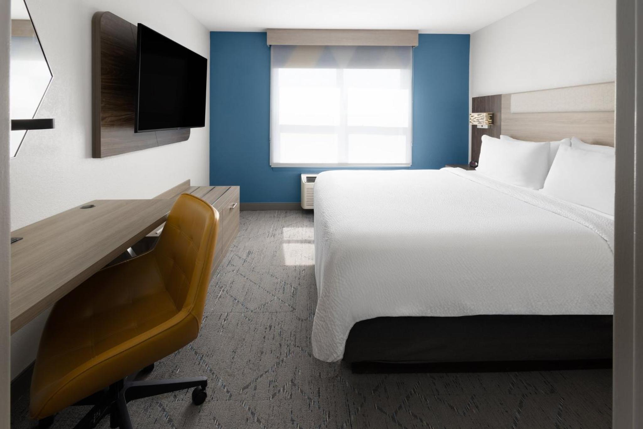 King Suite with Roll-in Shower - Mobility Access - Photo 3
