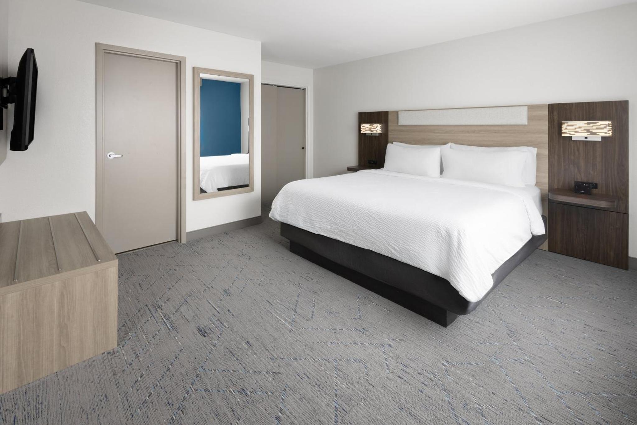 King Suite with Sofa Bed - Communication Accessible - Photo 2