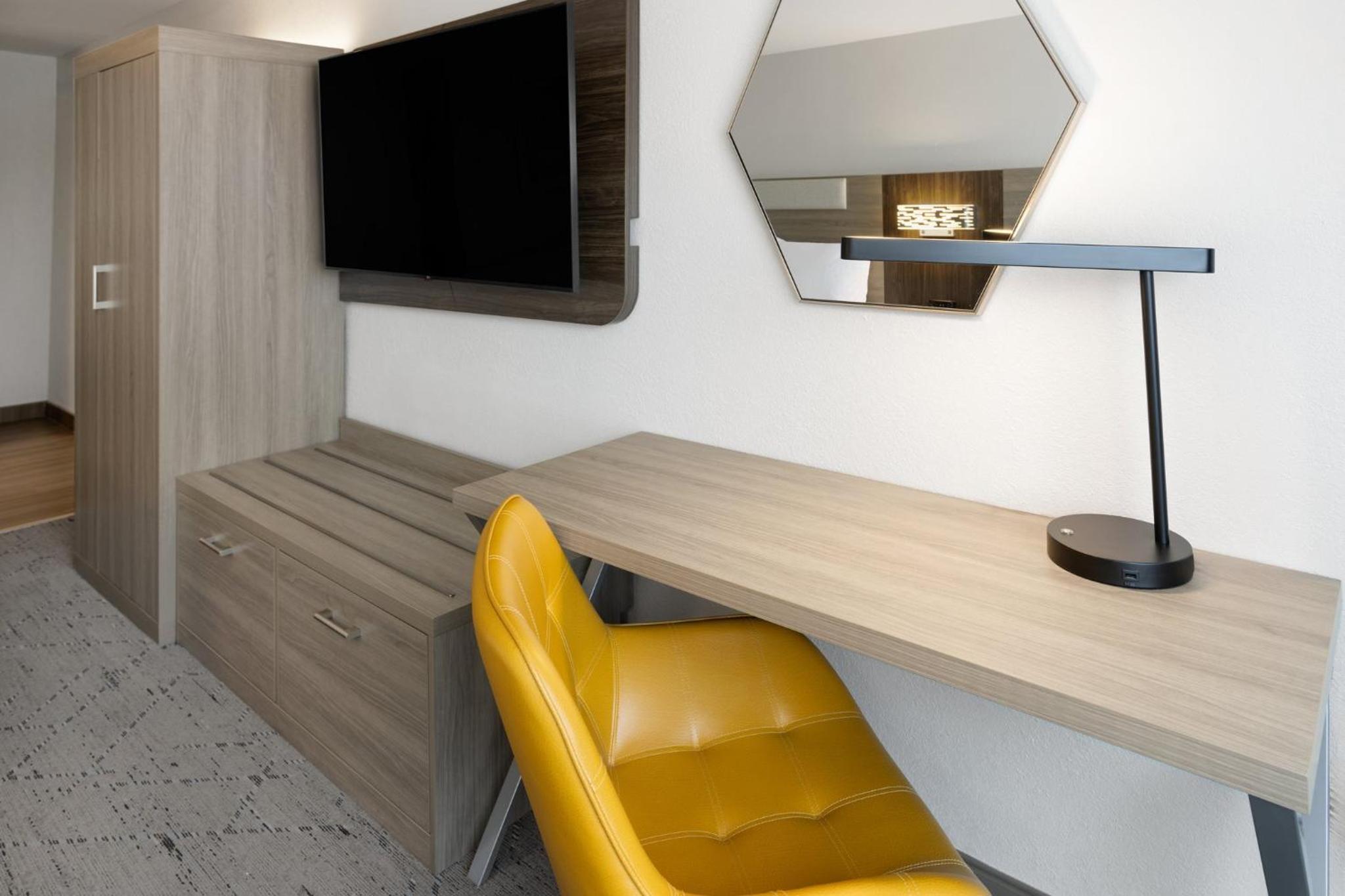 Twin Room - Mobility Access/Hearing Accessible - Photo 3