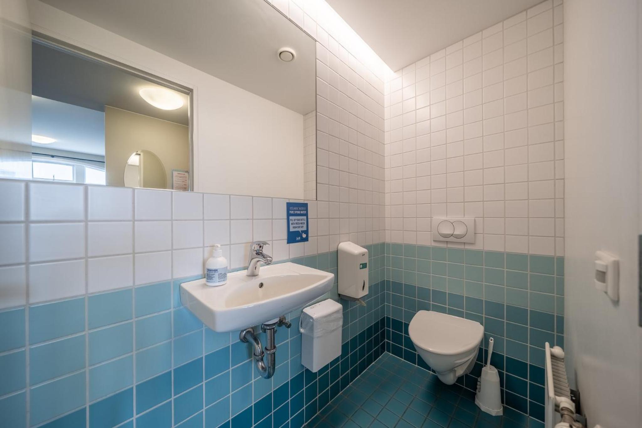 Single bed in 8-Bed FEMALE Dorm with Private Bathroom photo 1