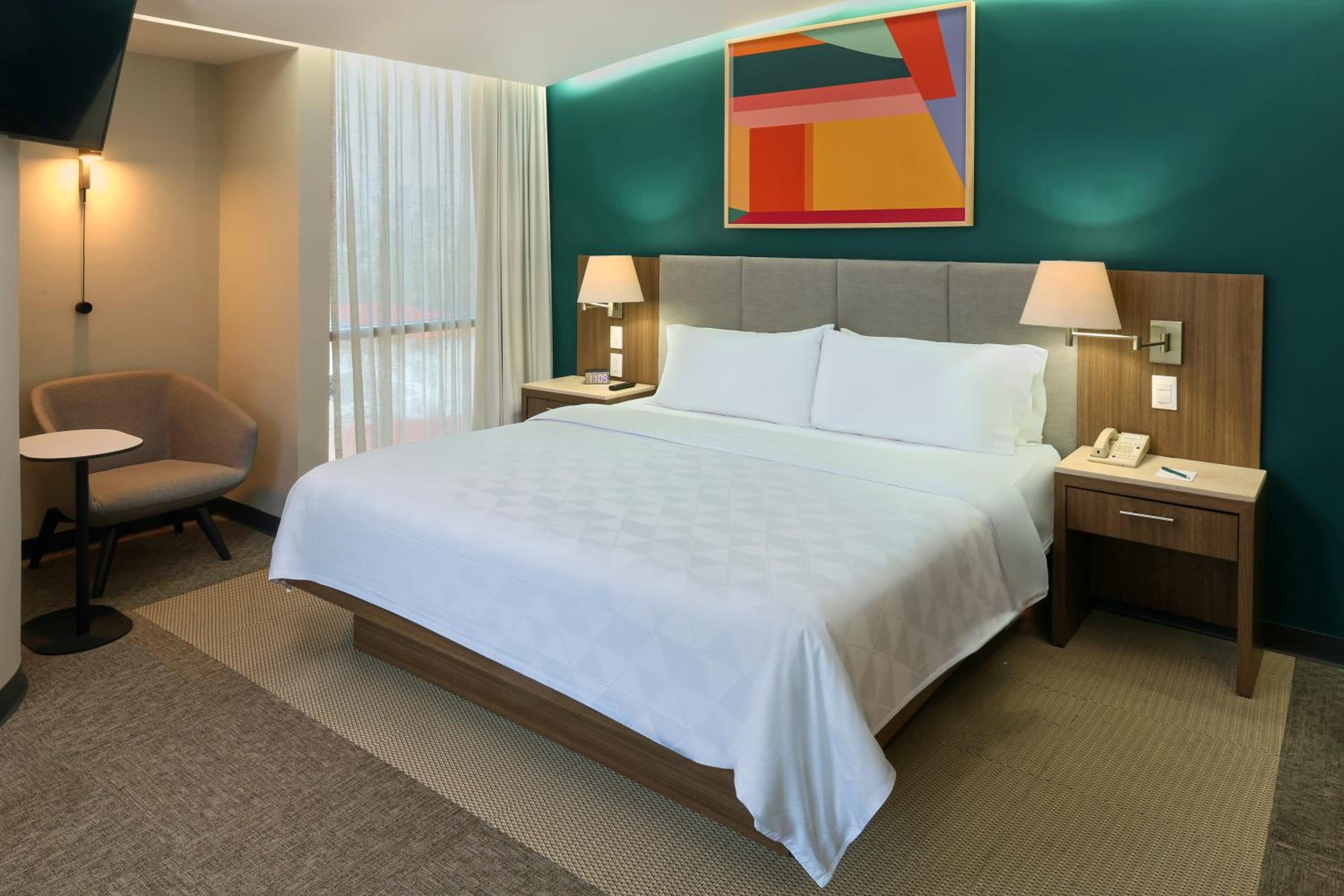 Premium King Room with Sofa Bed - Photo 2