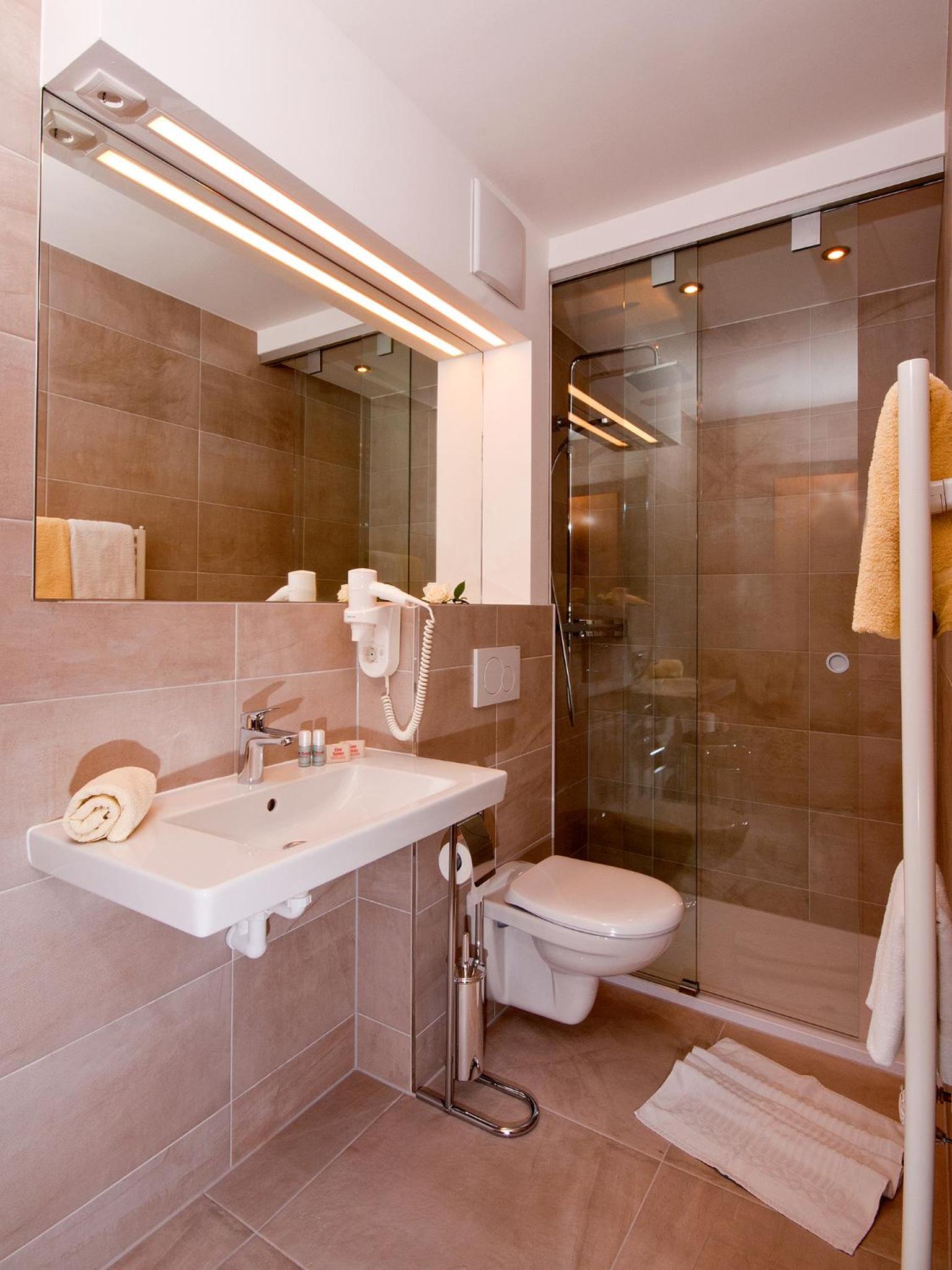 Comfort Double Room with Balcony - Photo 9