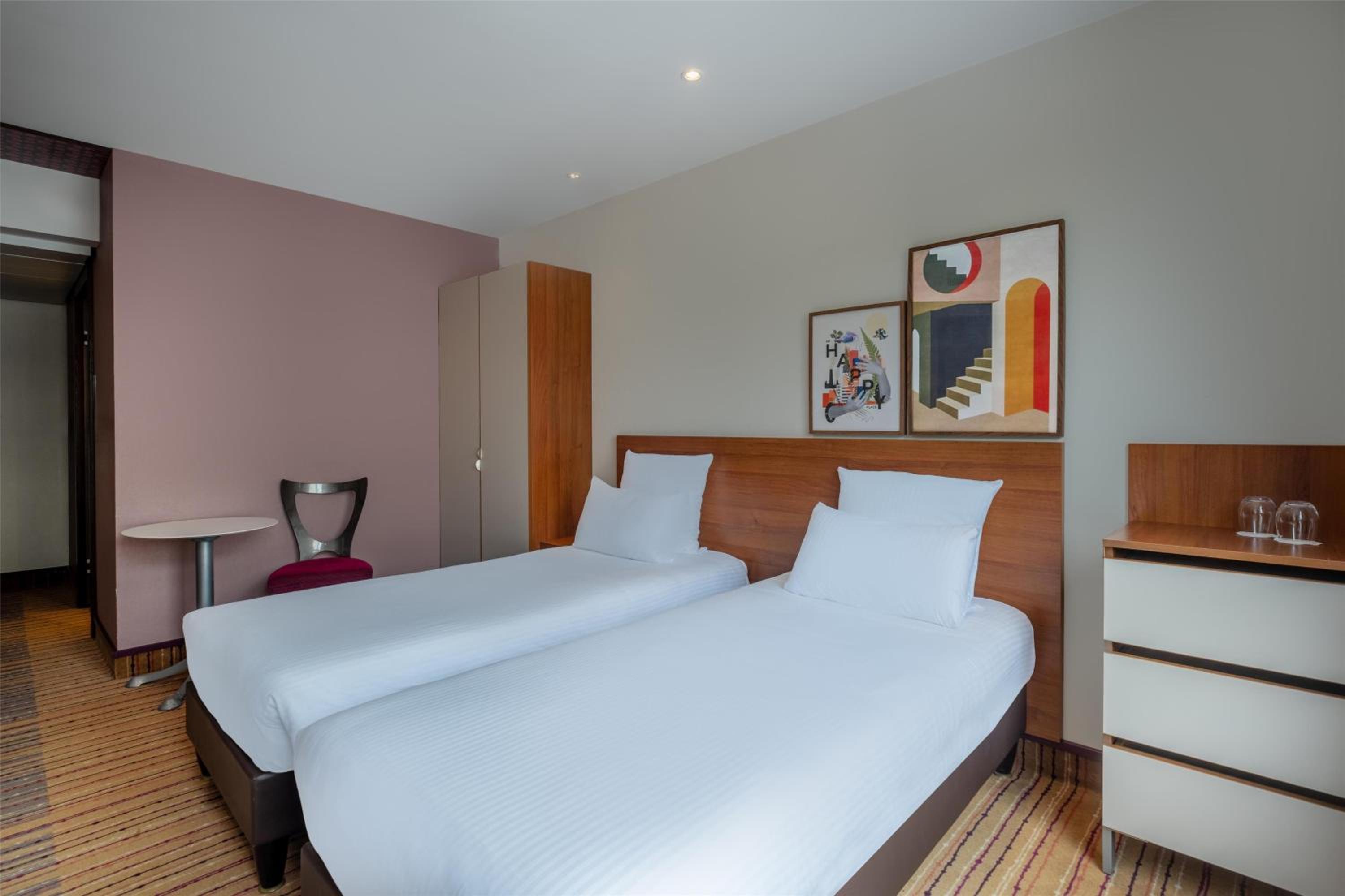 Twin Room - Photo 4