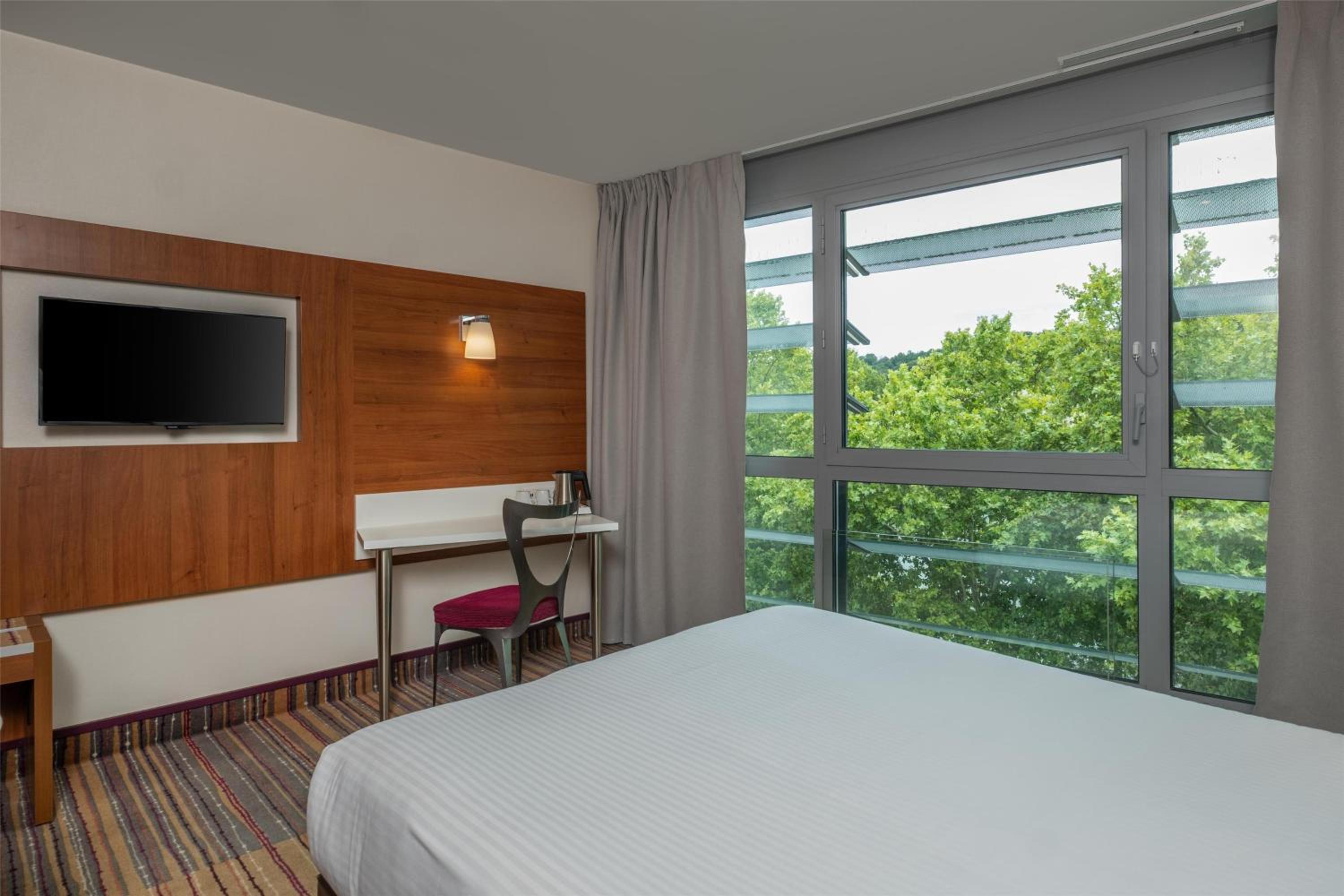King Room with View - Photo 7