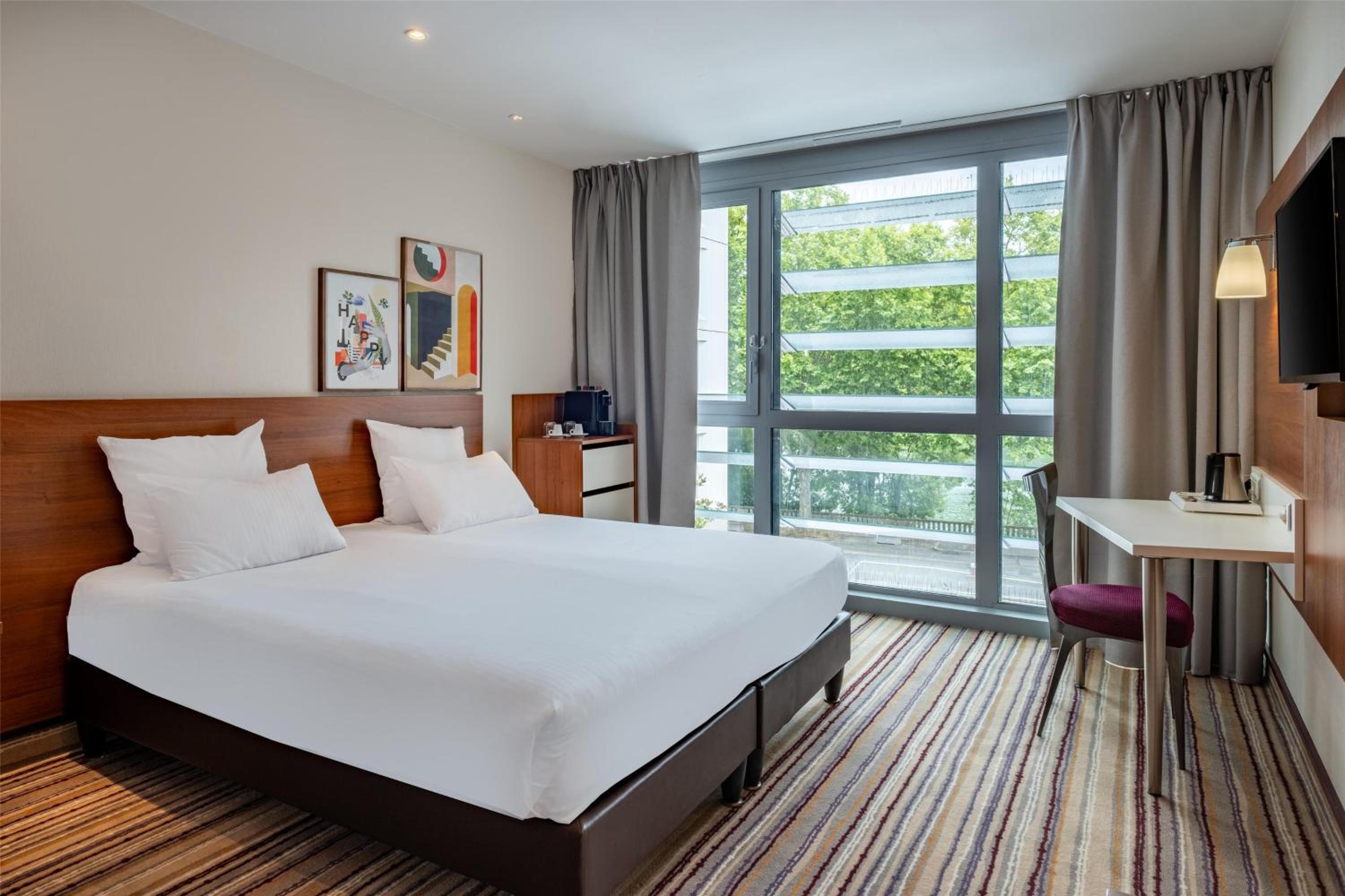King Room with View - Photo 8