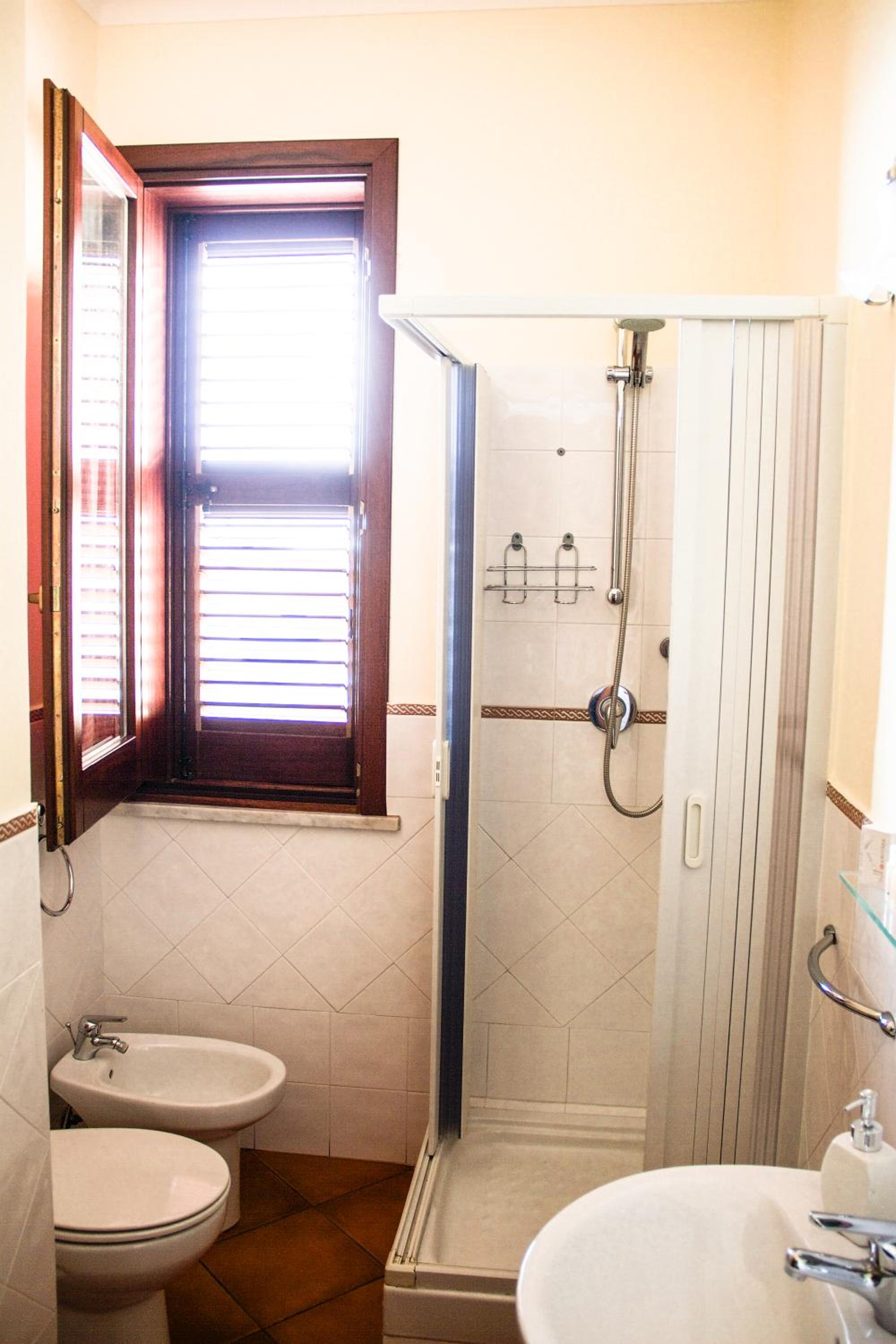 Suite with Balcony - Photo 4