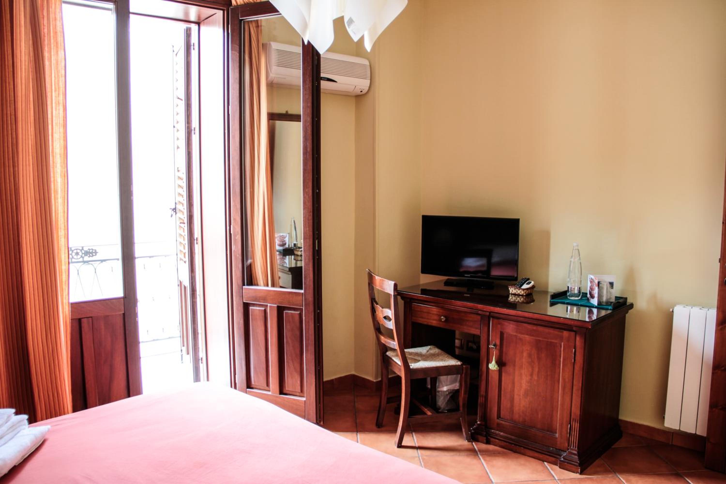 Suite with Balcony - Photo 5