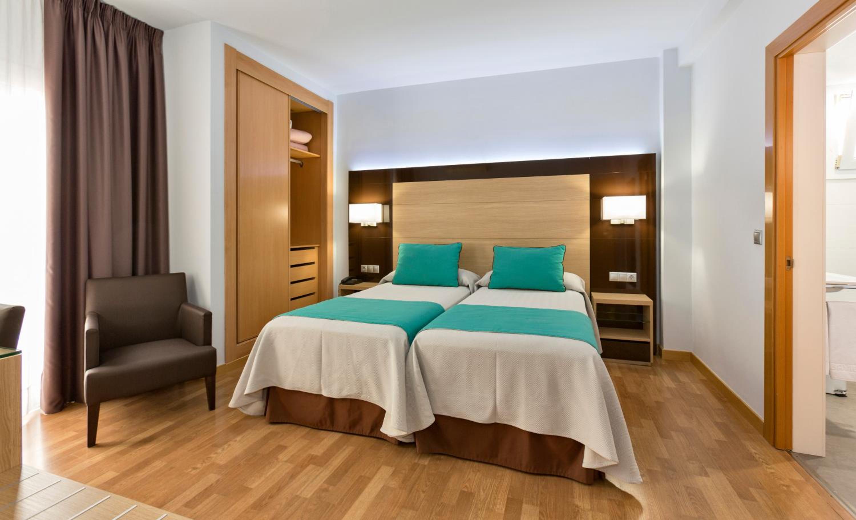Double or Twin Room - Photo 4