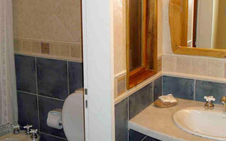 Queen Suite with Spa Bath photo 2
