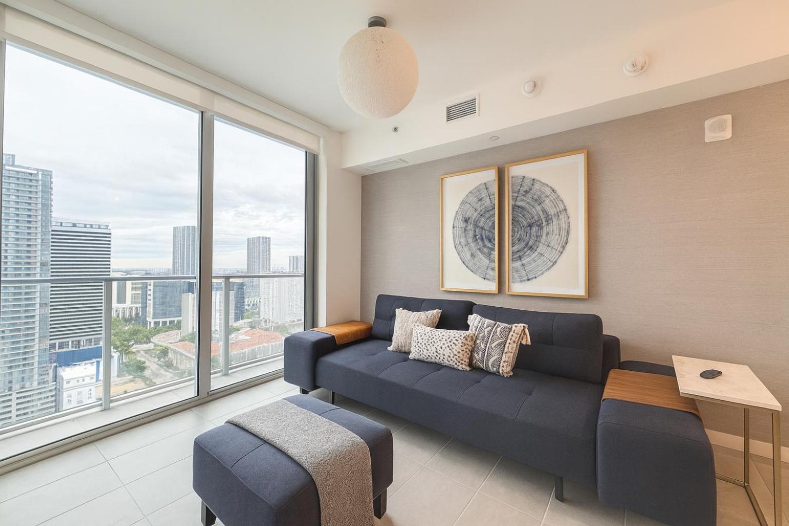 One-Bedroom Apartment with City View photo 2