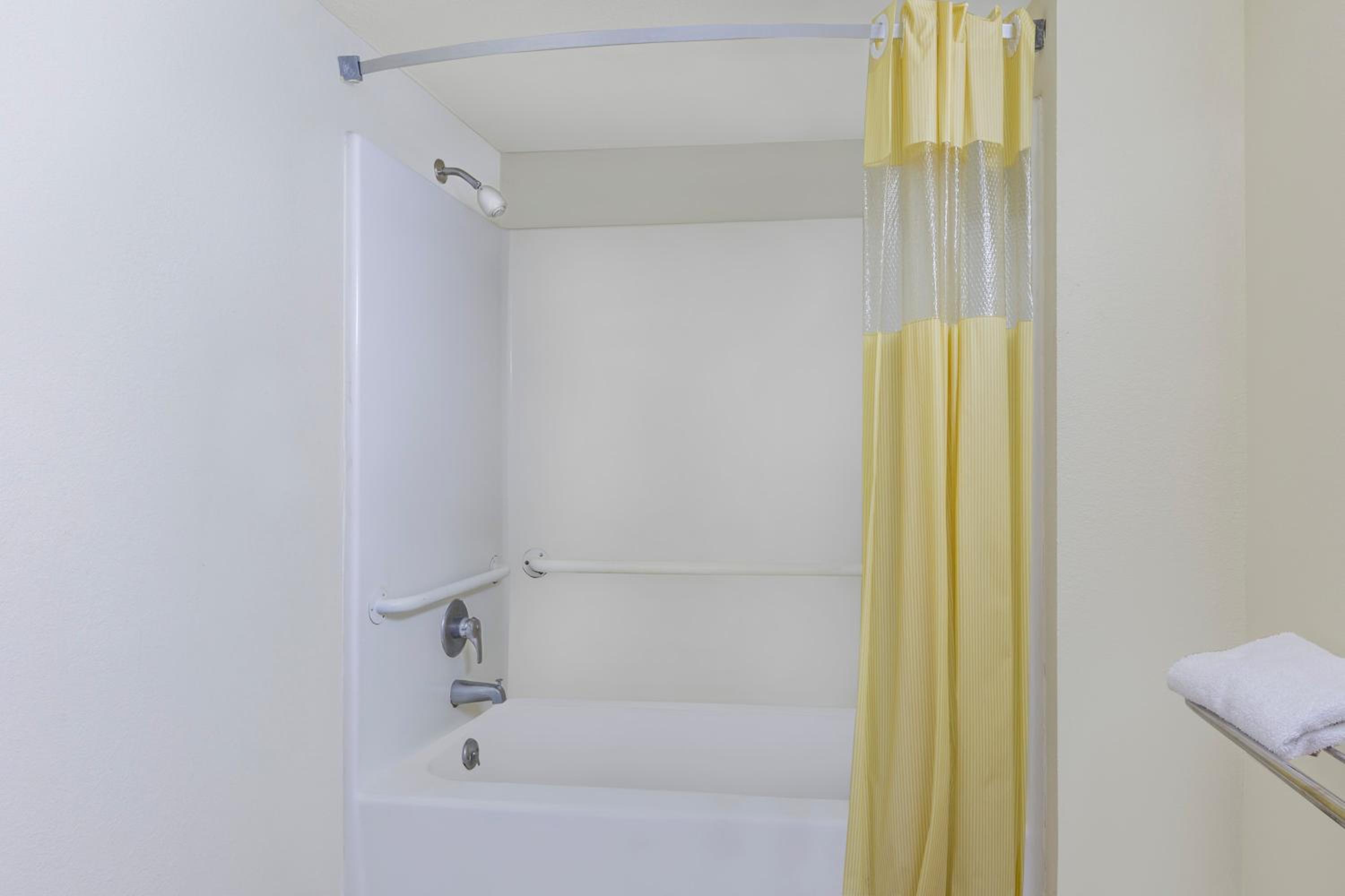 King Room with Mobility Accessible Roll In Shower - Non-Smoking - Photo 2