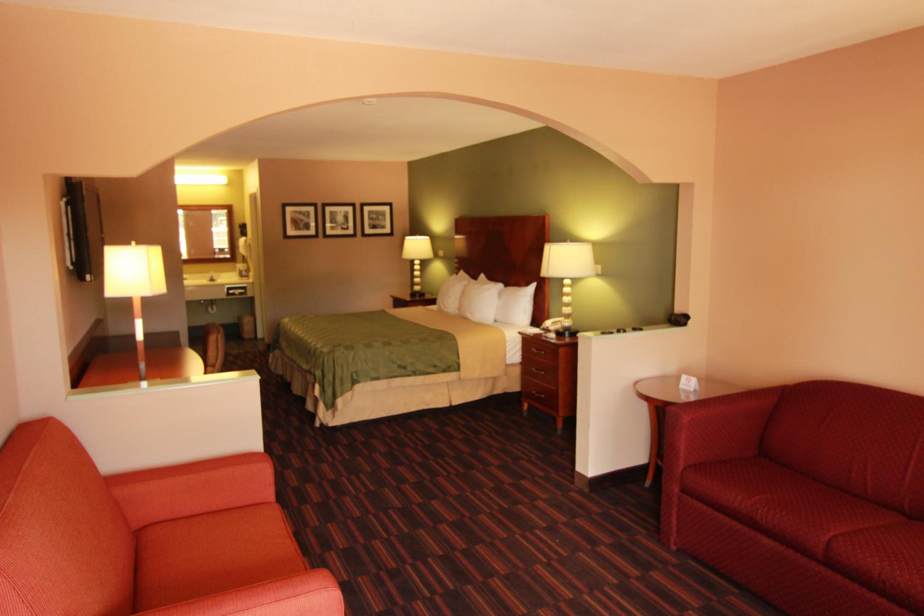King Suite - Non-Smoking - Photo 4
