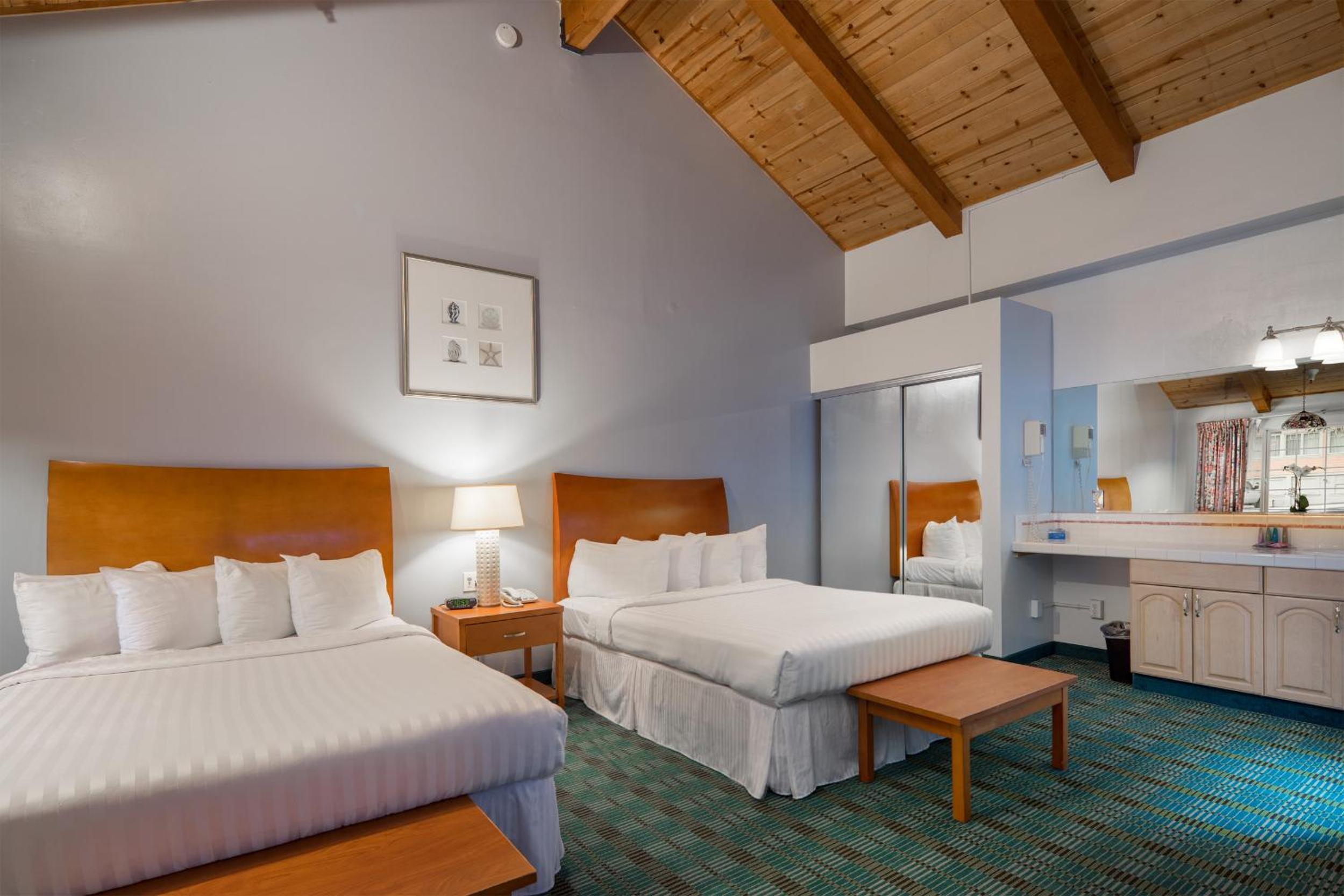 Deluxe Queen Room with Two Queen Beds - Photo 5