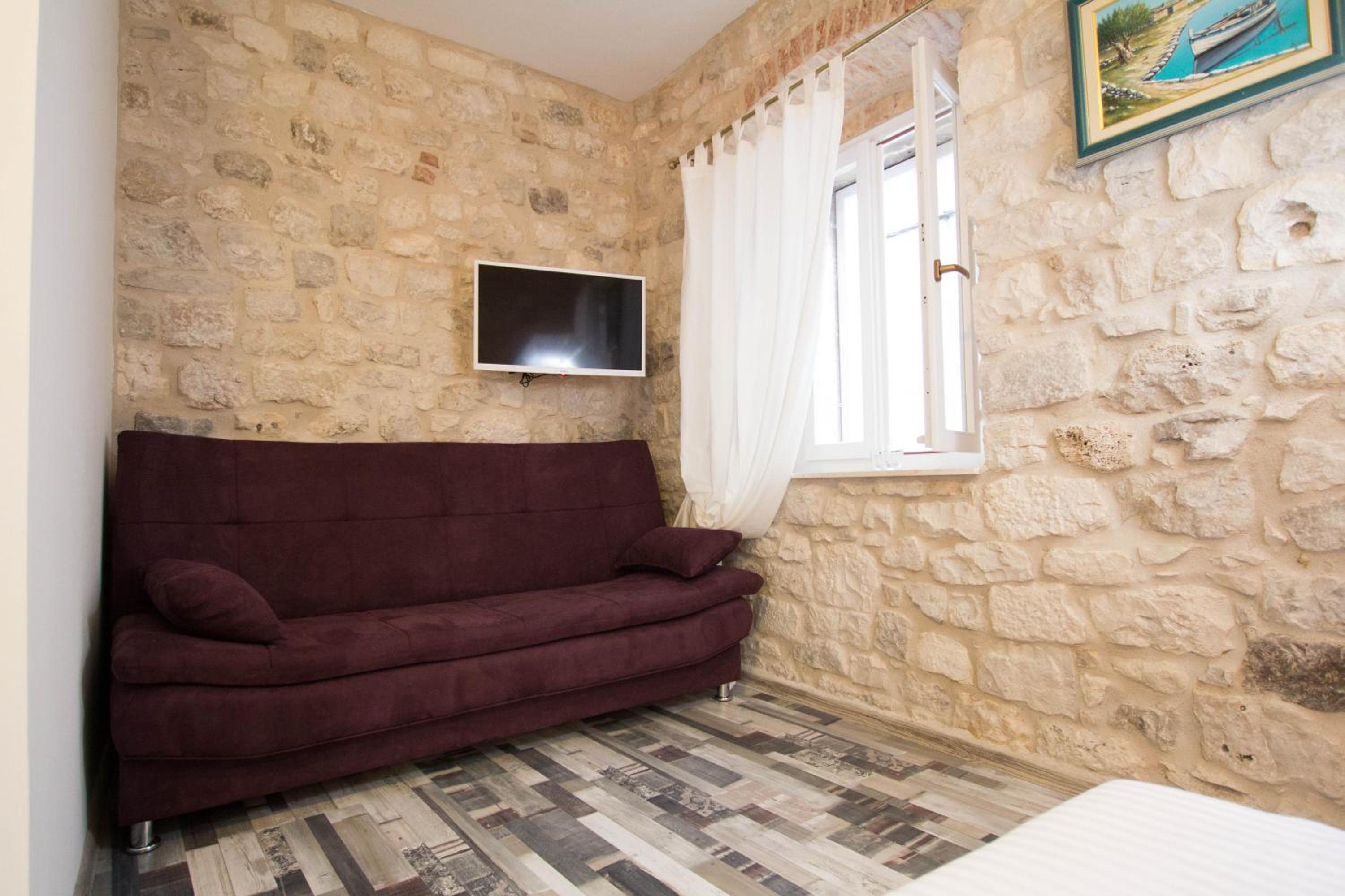 Apartment with Balcony - Photo 7