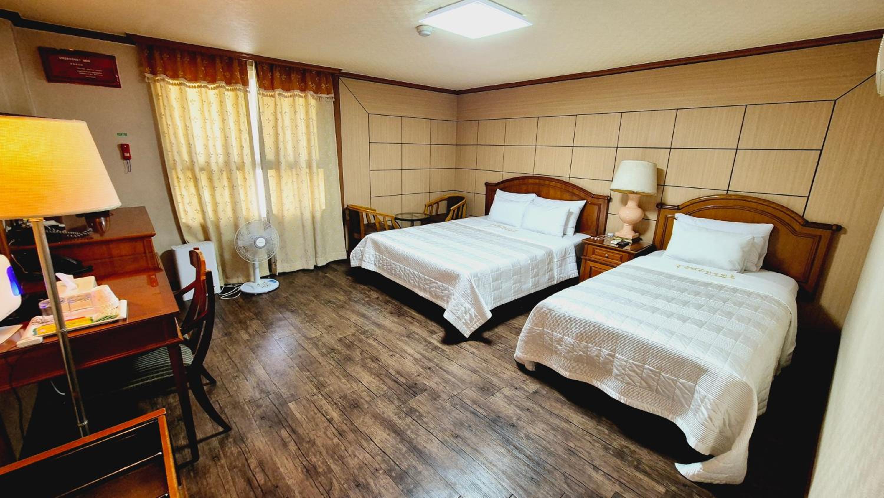 Deluxe Twin Room photo 2