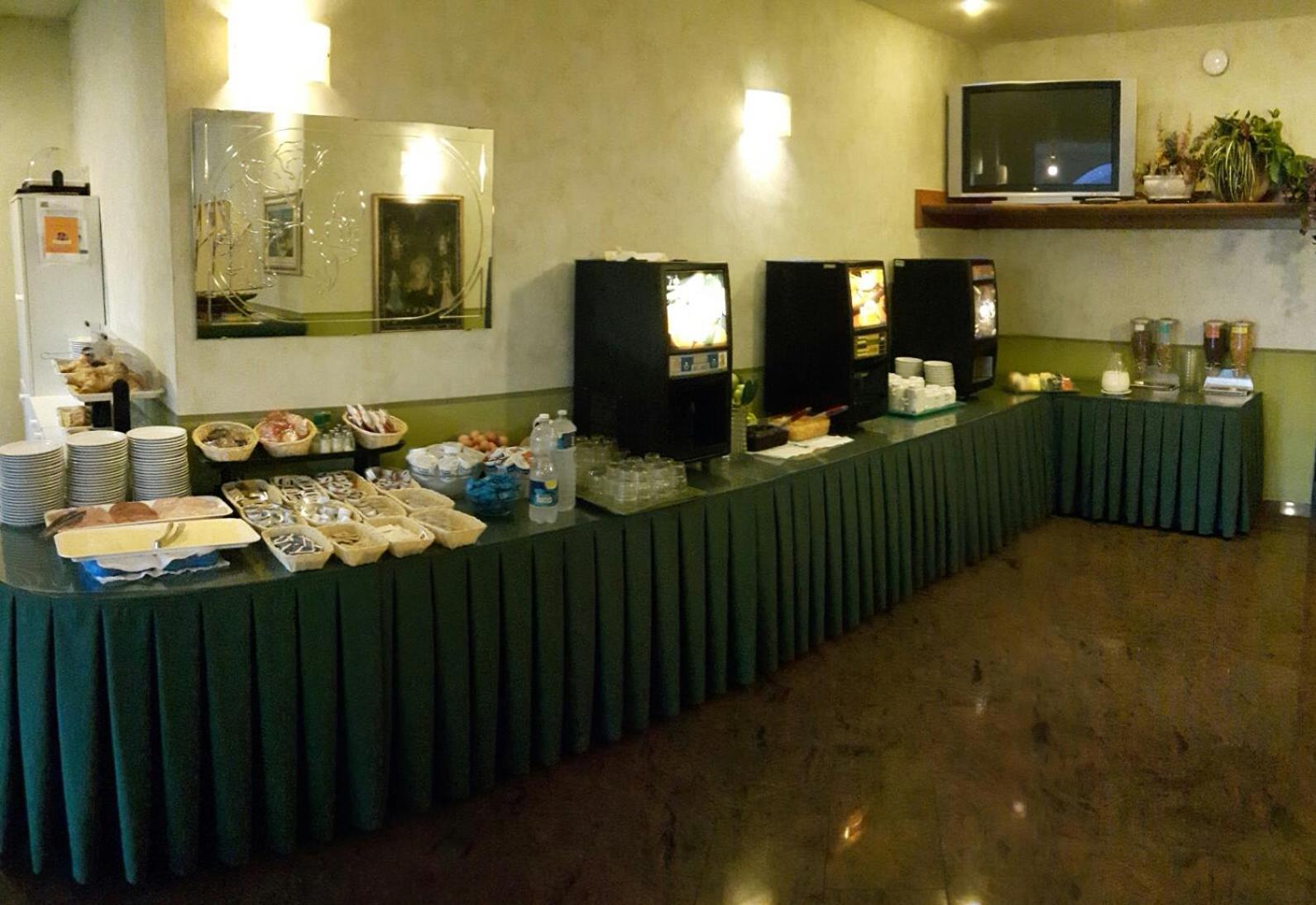 Double or Twin Room with Balcony - Photo 2