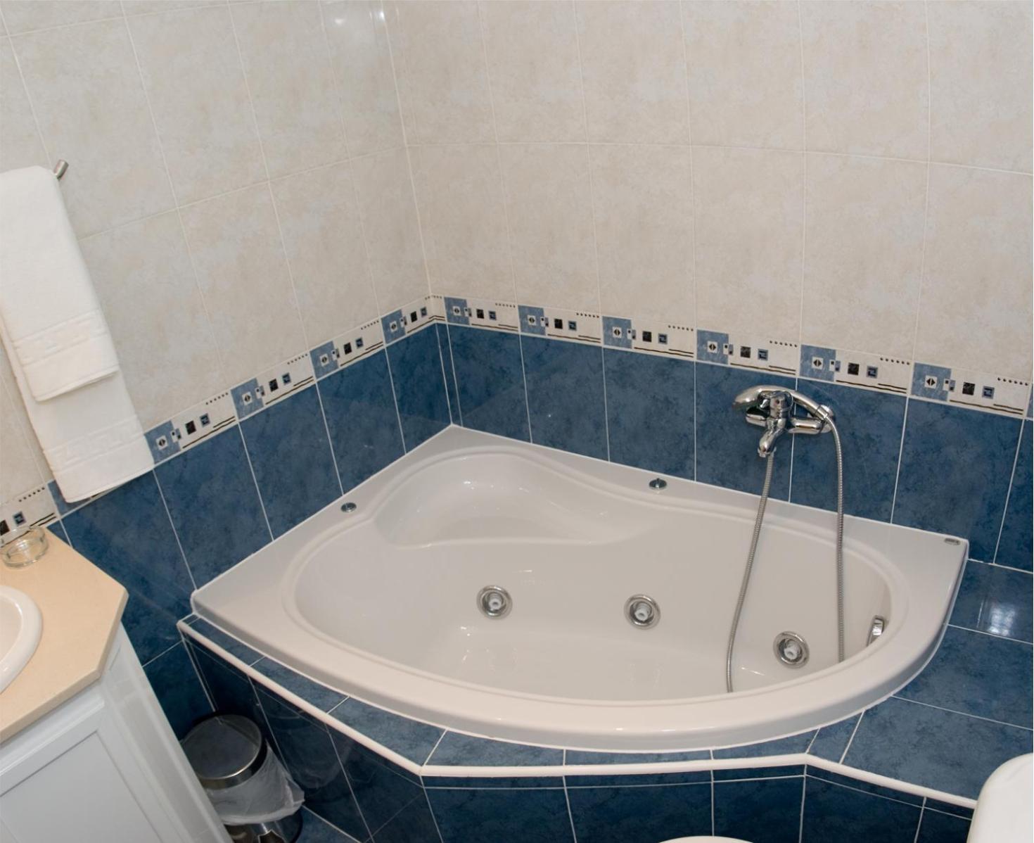 Double Room with Spa Bath - Photo 3