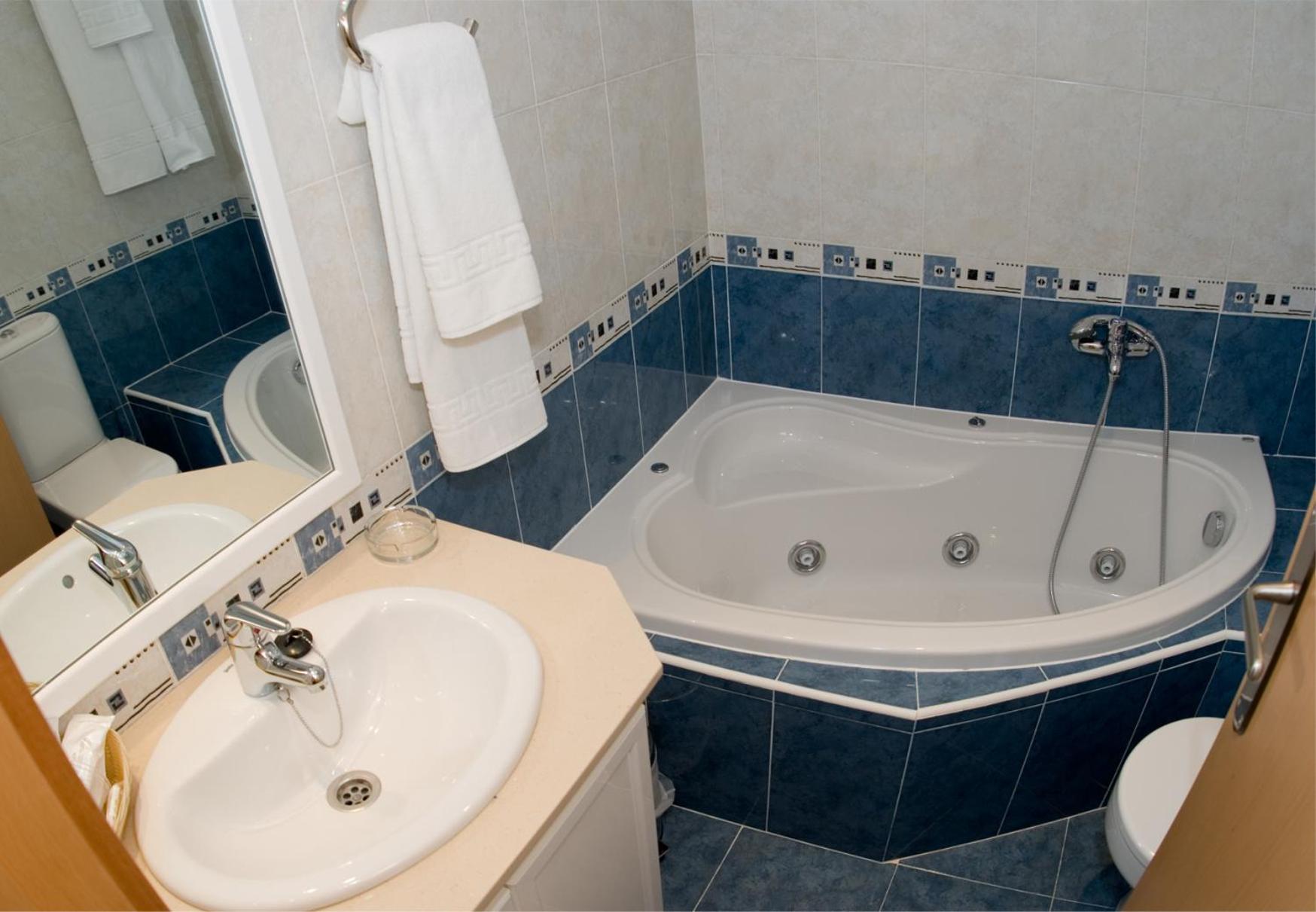 Double Room with Spa Bath - Photo 7