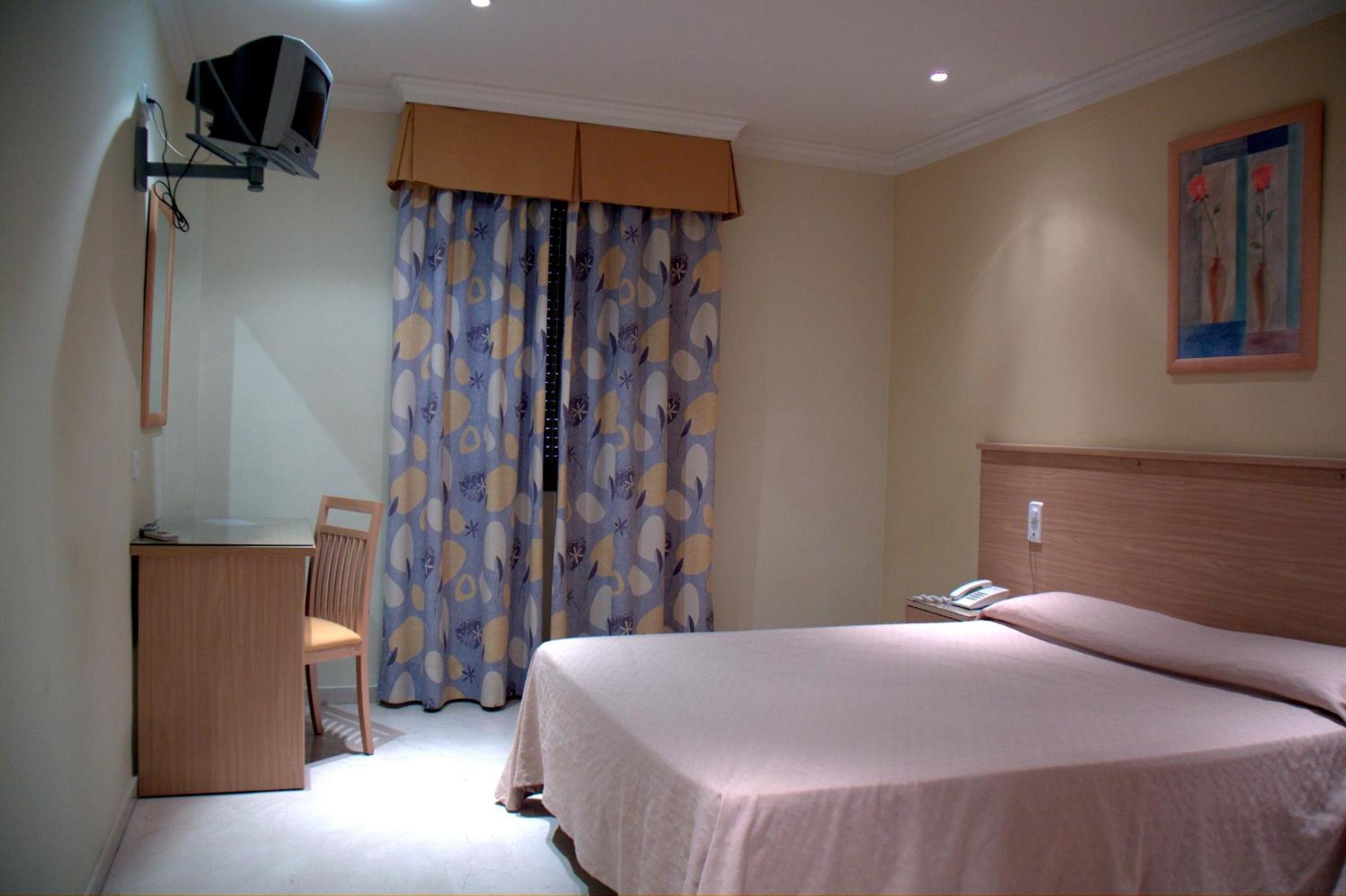 Double or Twin Room - Photo 6