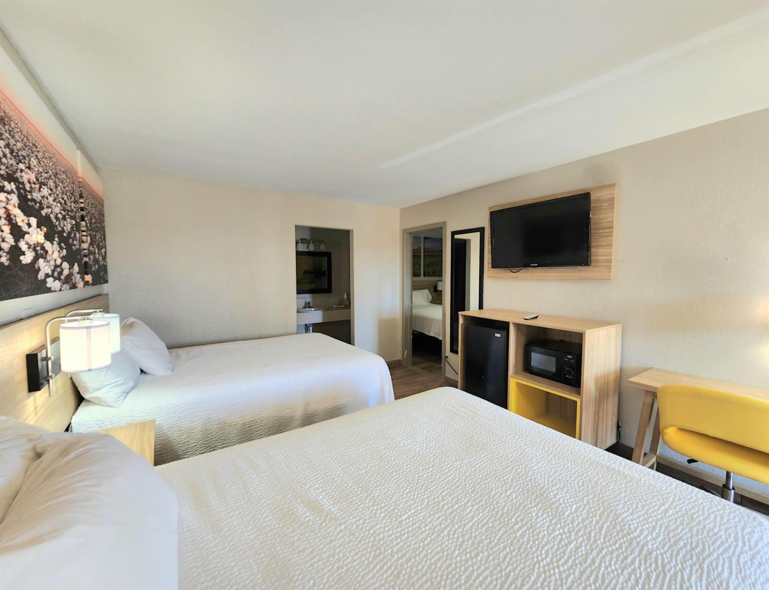 Double Room with Three Double Beds - Non-Smoking - Photo 1