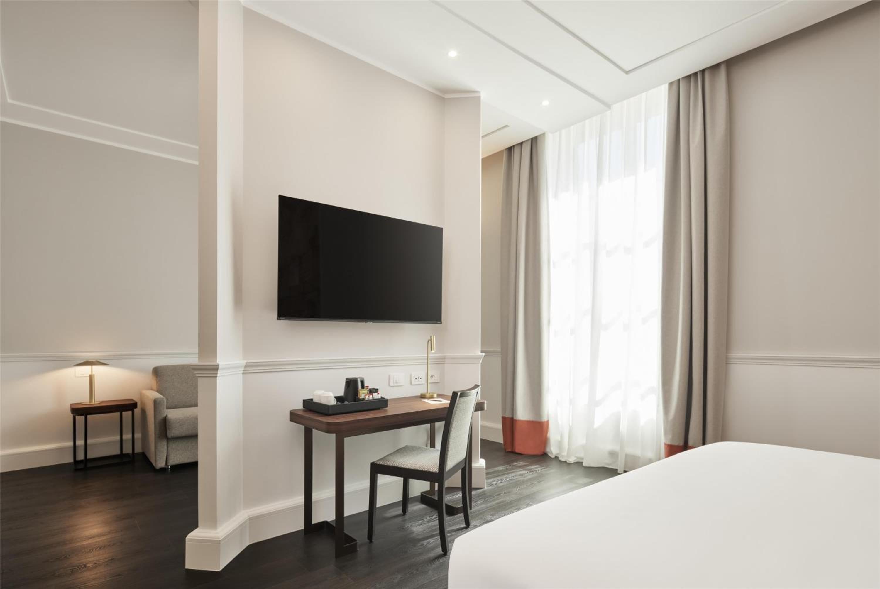 Junior Queen Suite