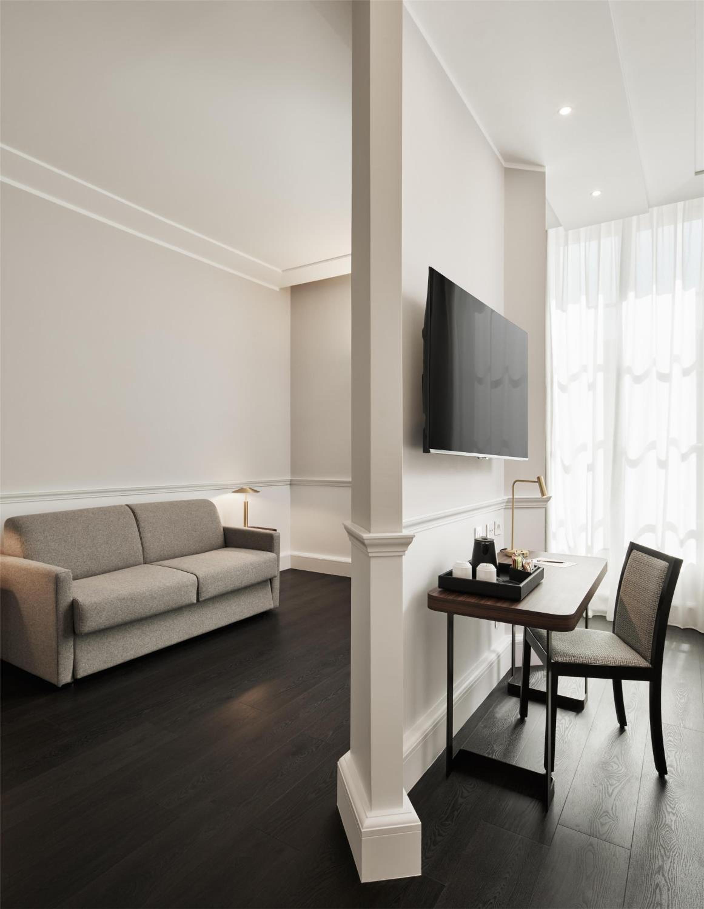 Junior Queen Suite