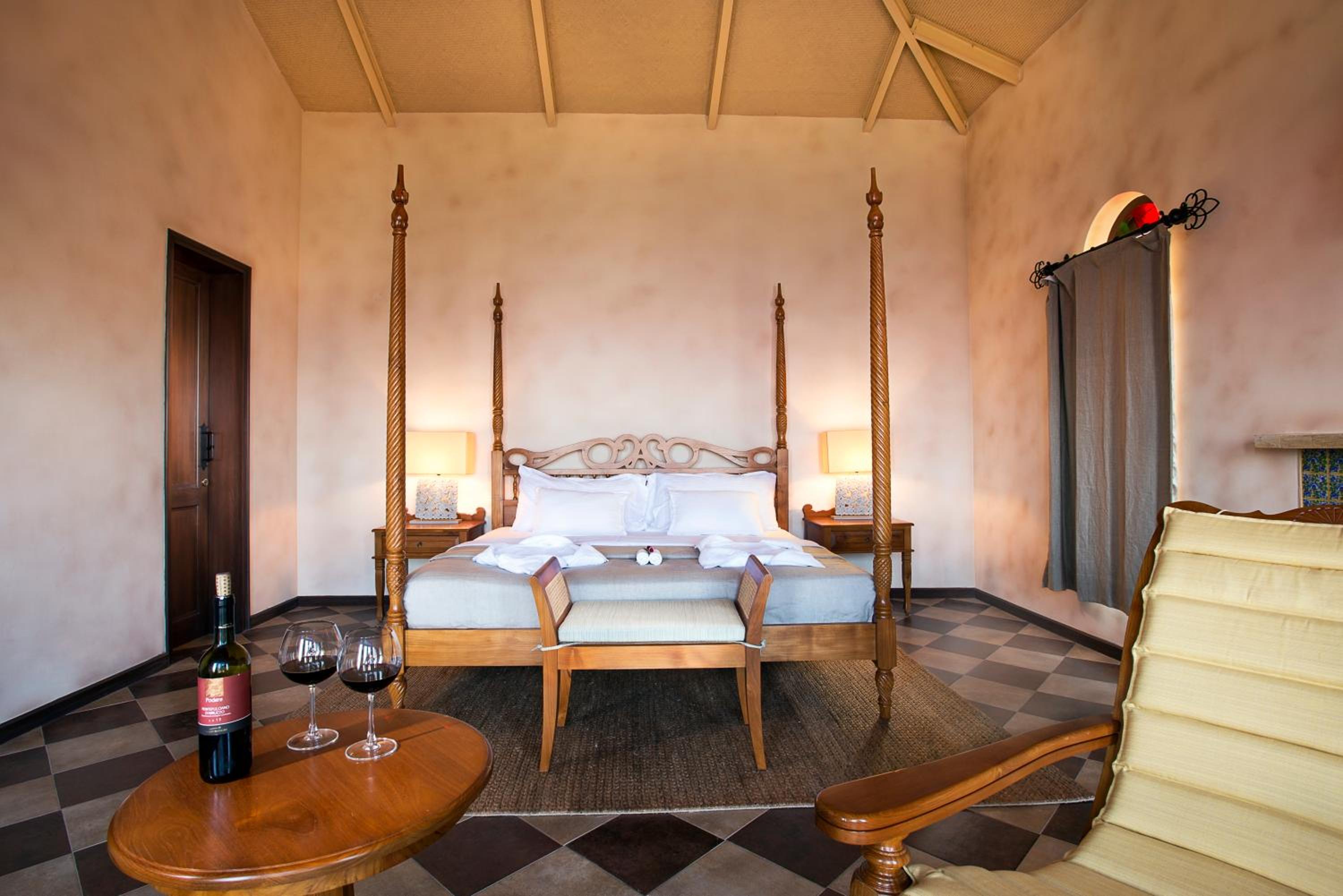 Queen Room with Balcony - Photo 5