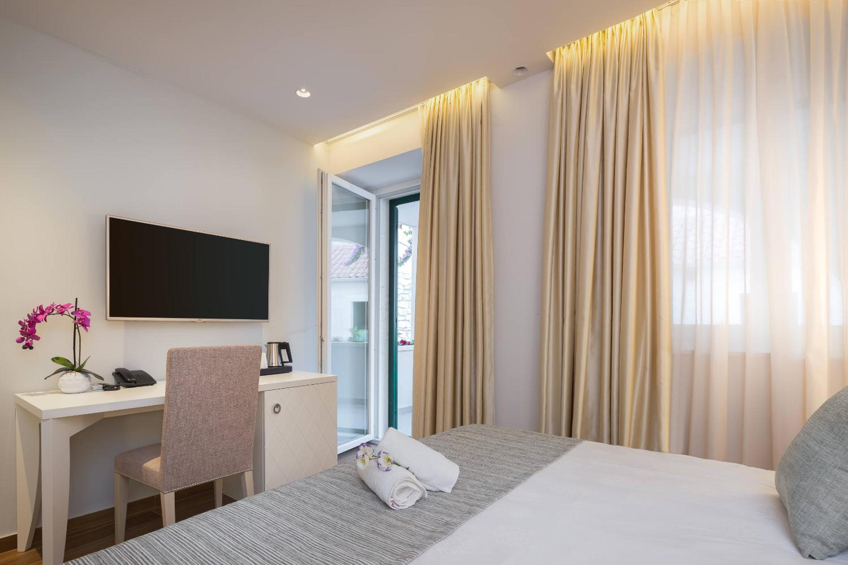 Deluxe Double Room with Balcony photo 3