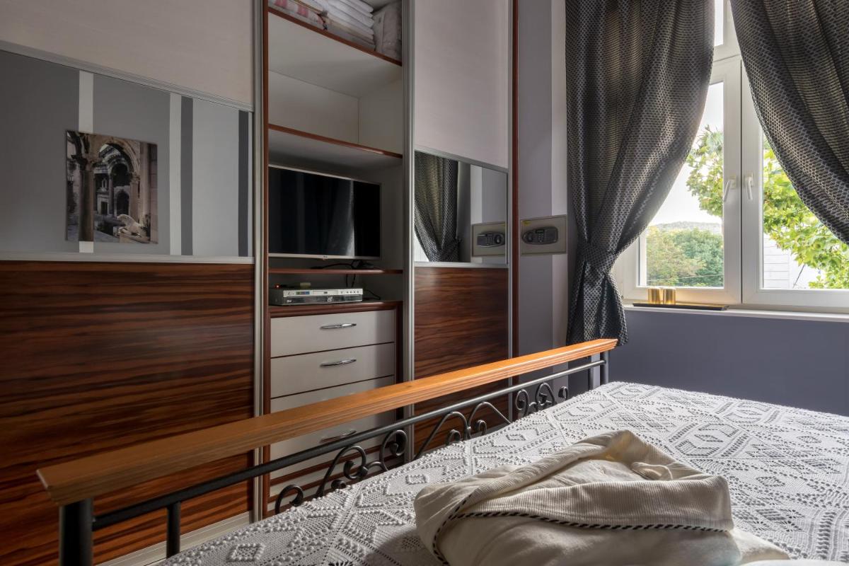 Deluxe Three-Bedroom Apartment