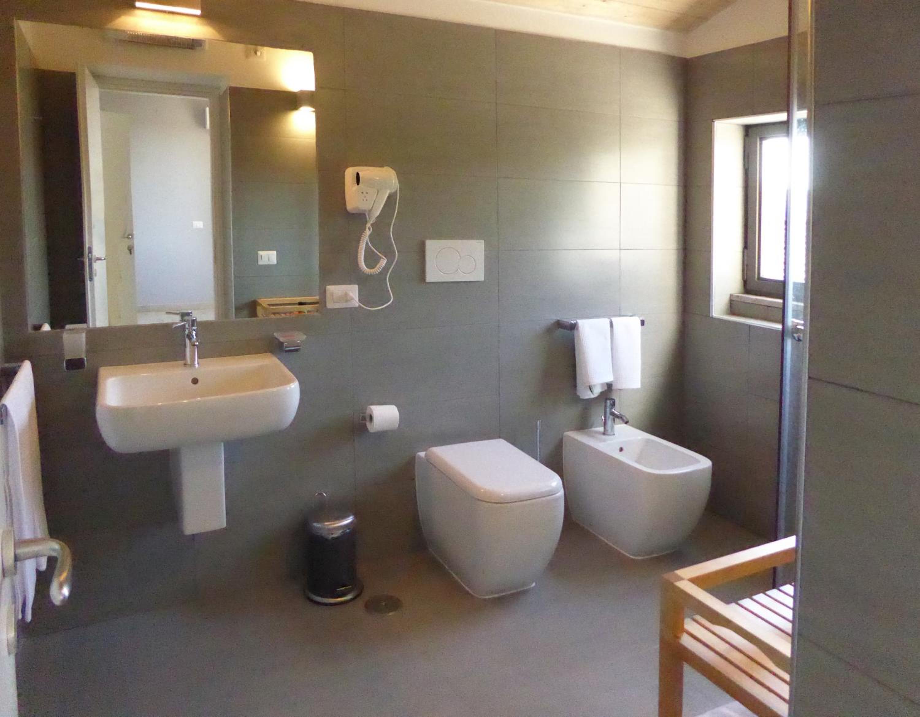 Deluxe Room - Photo 12