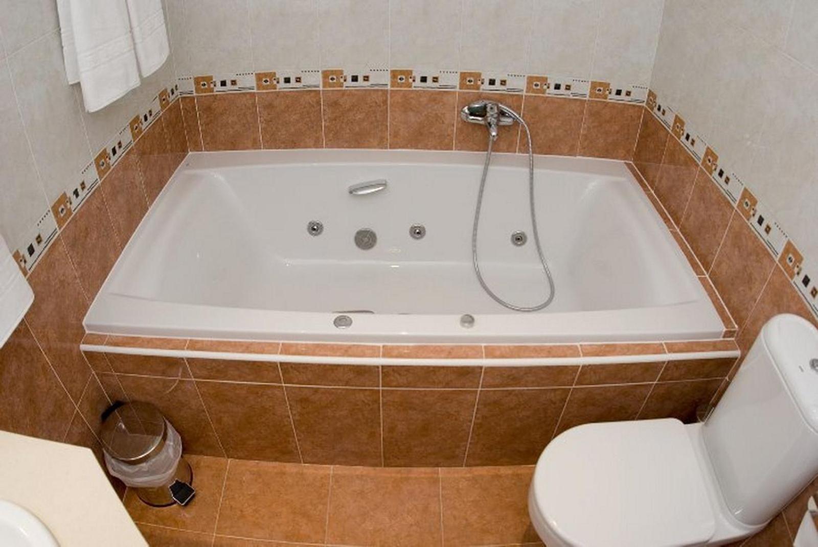 Double Room with Spa Bath - Photo 6