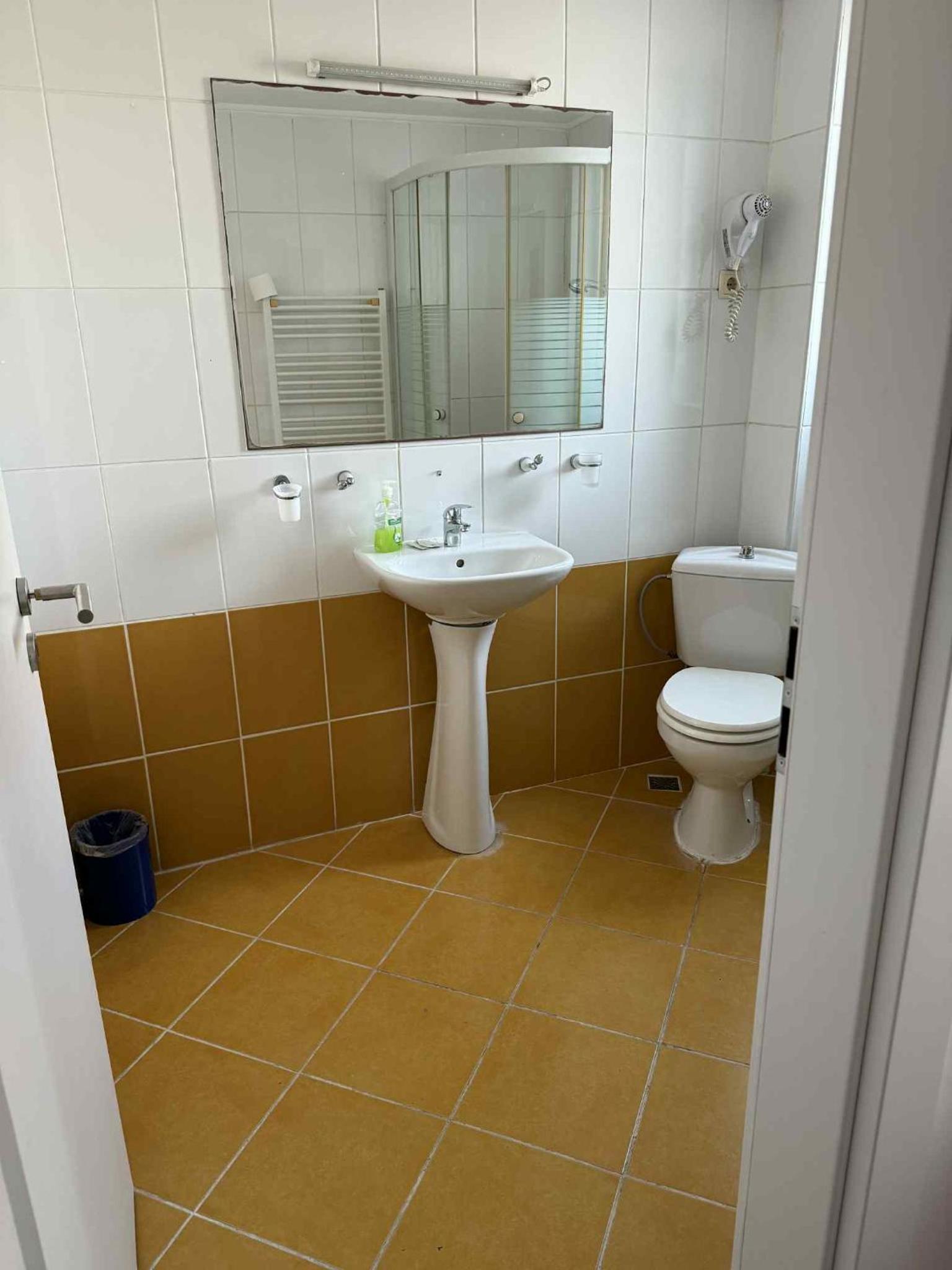 Double Or Twin Room - Photo 16