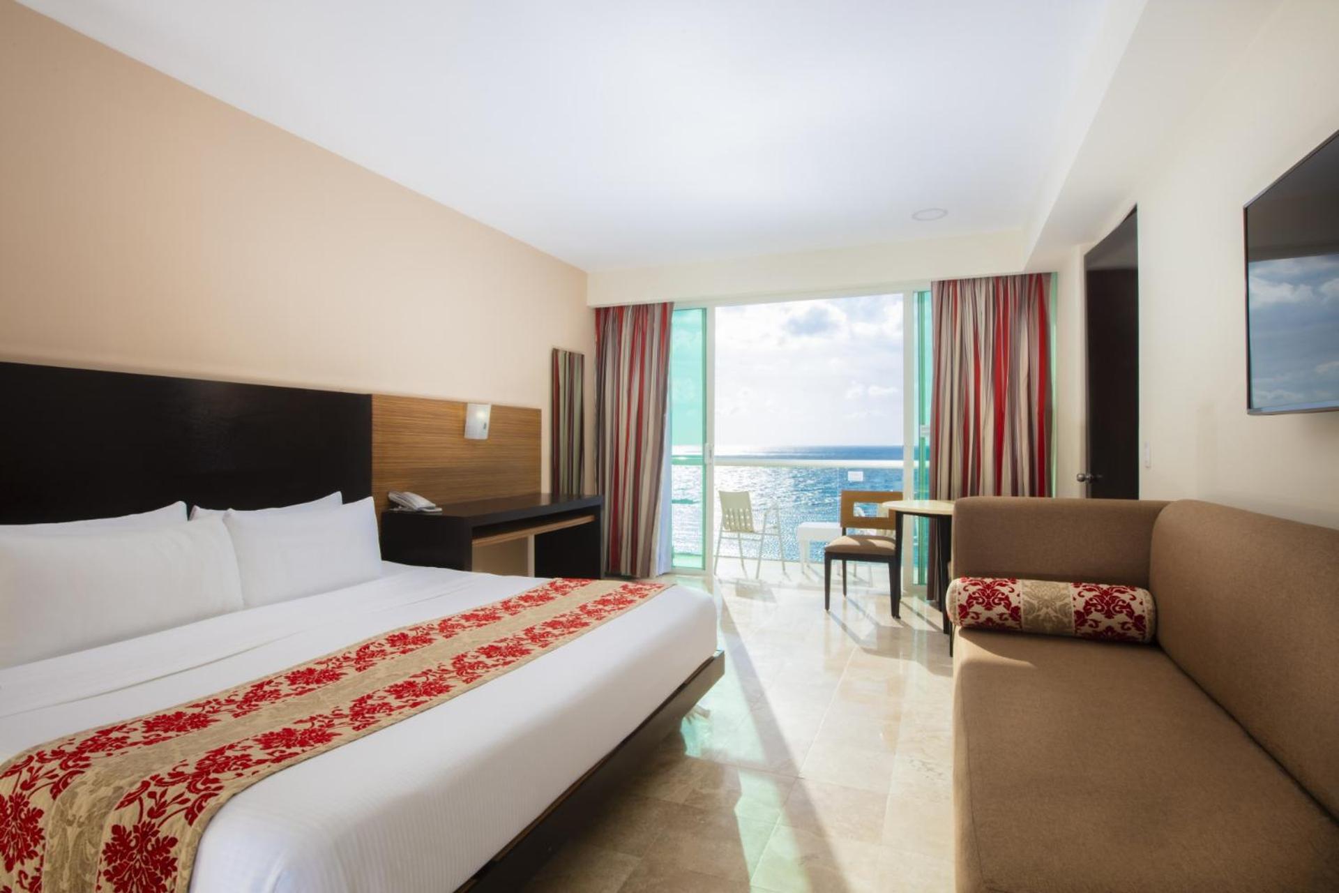Club Room Ocean View King photo 3