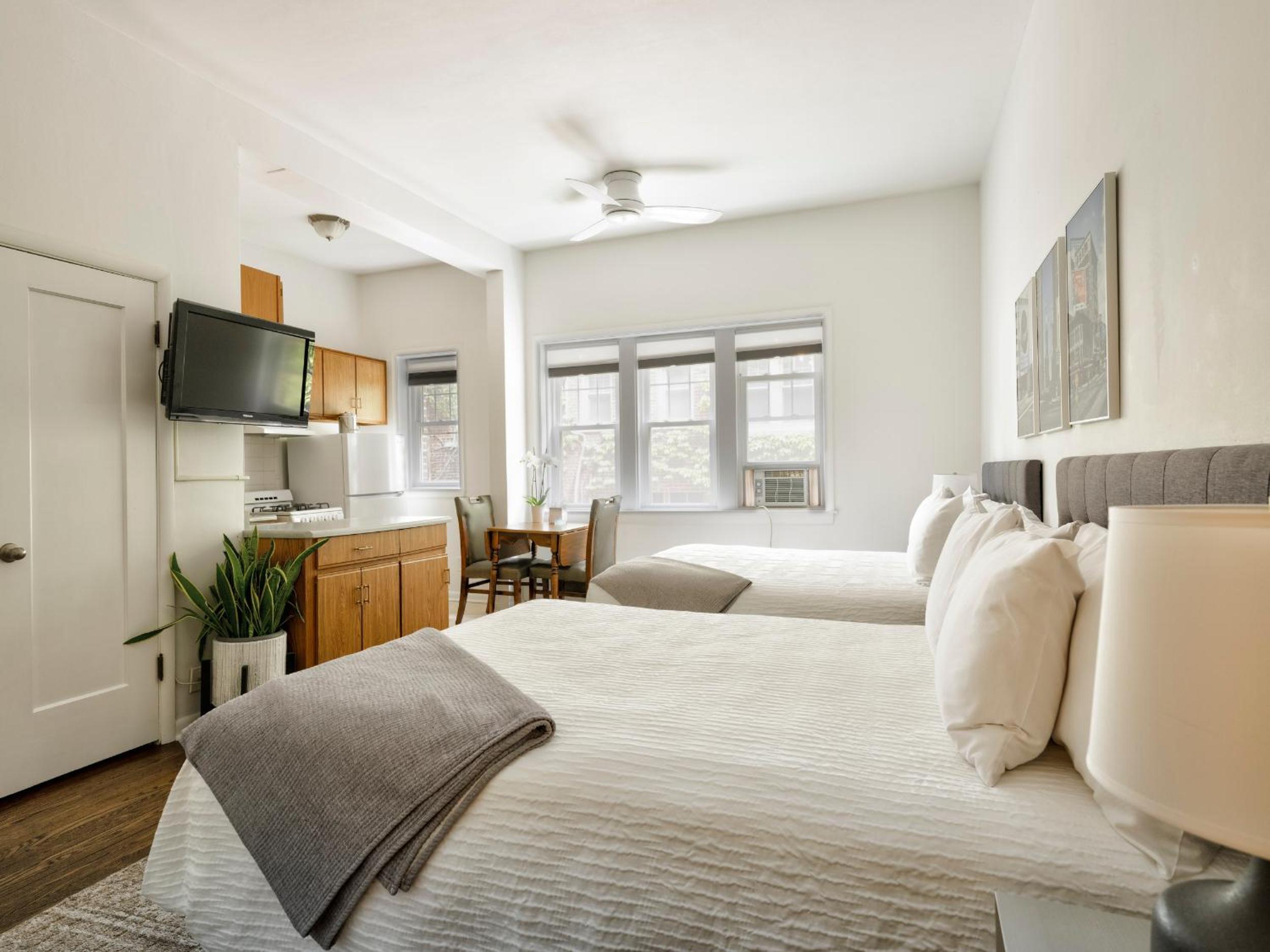 Classic Queen Room with Two Queen Beds - Photo 3