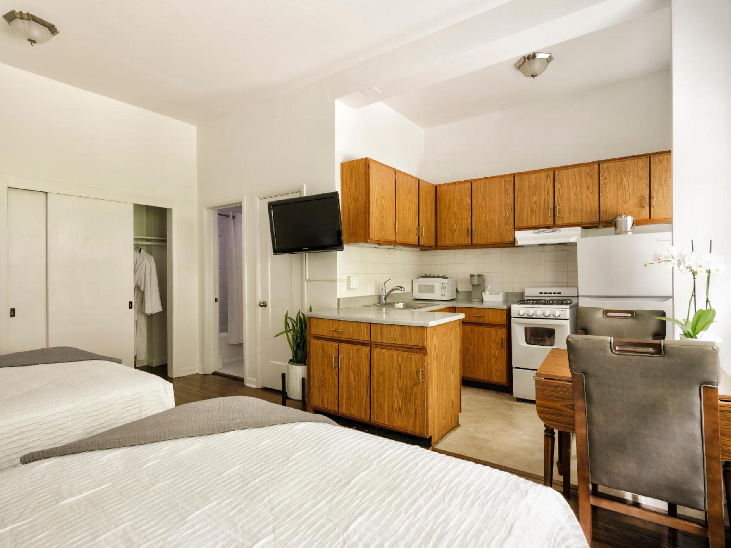 Classic Queen Room with Two Queen Beds - Photo 4