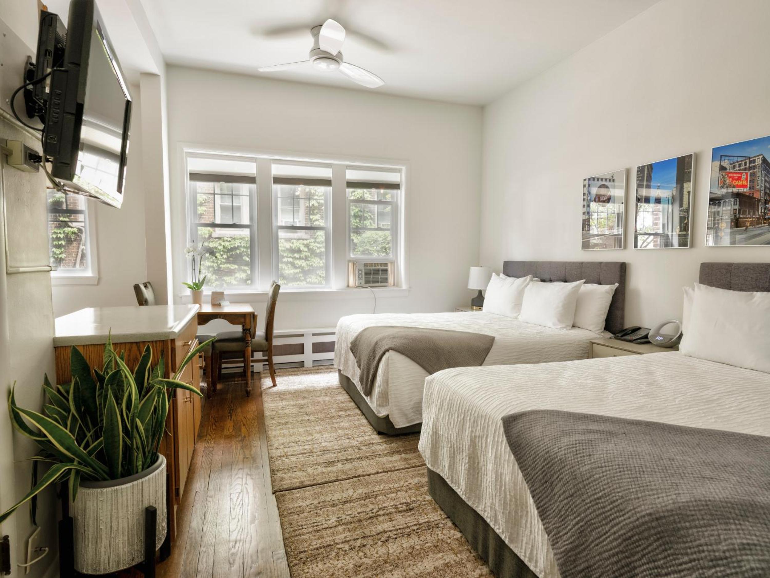 Classic Queen Room with Two Queen Beds - Photo 5