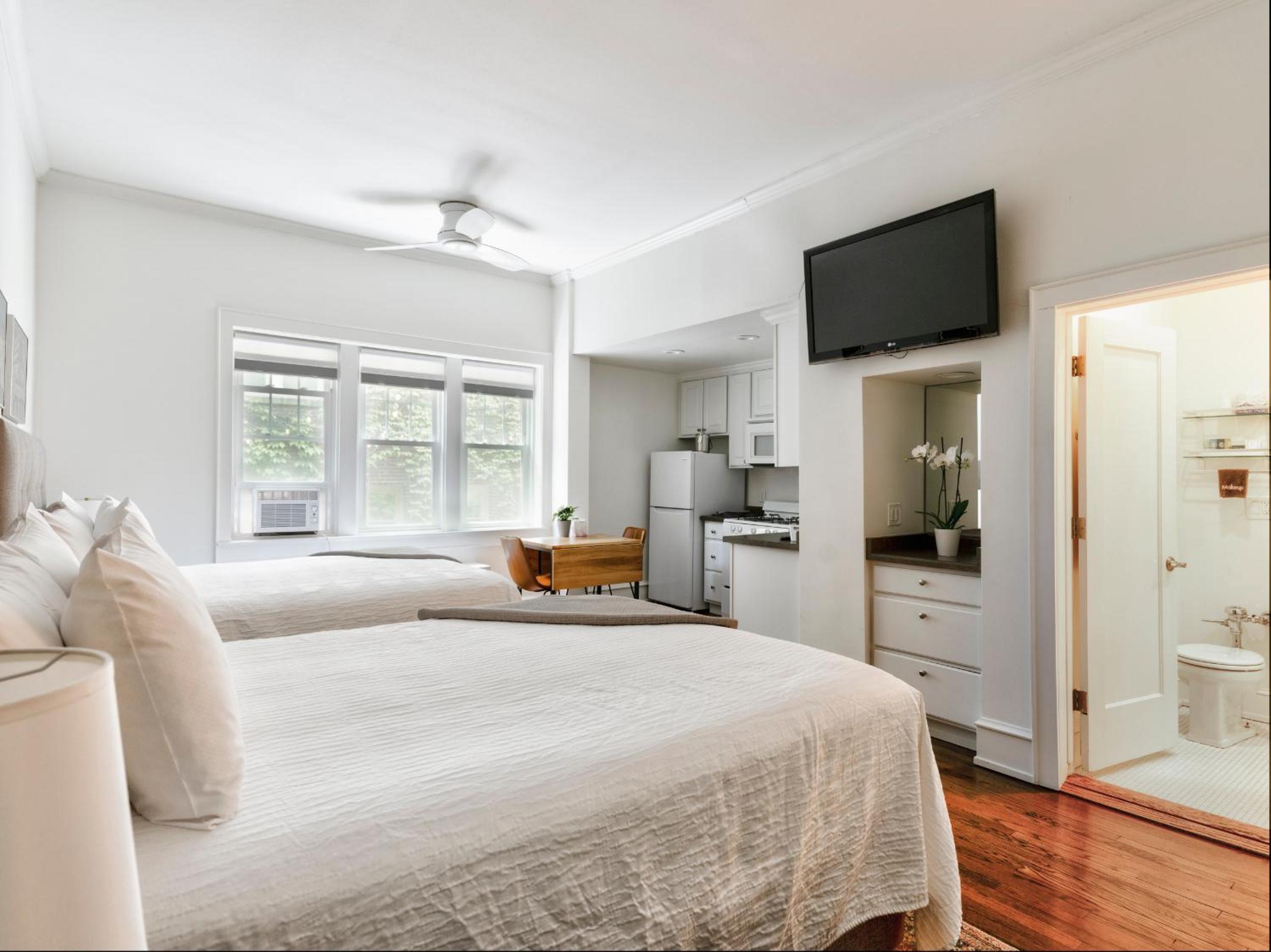 Deluxe Queen Room with Two Queen Beds - Photo 4