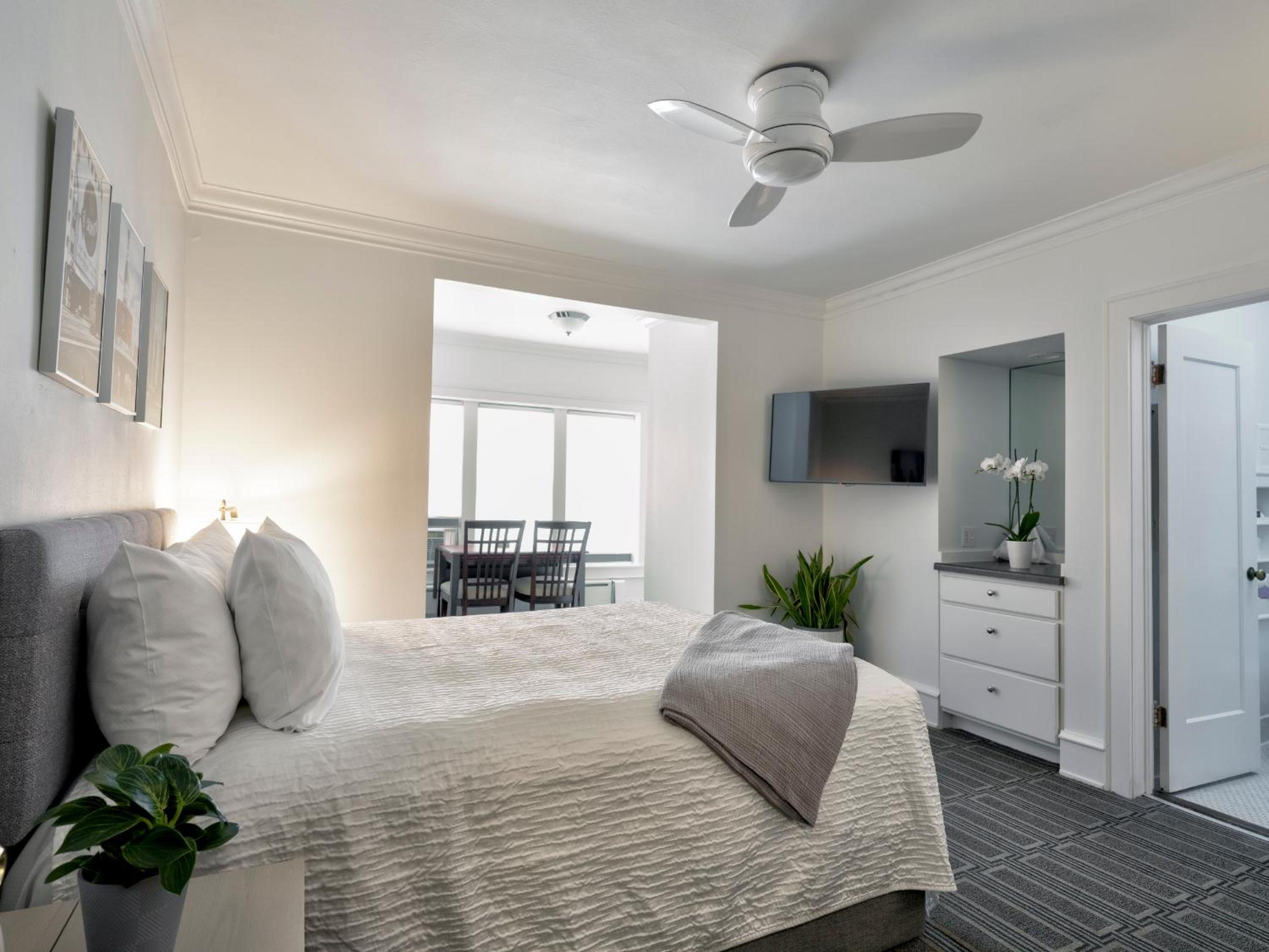 Deluxe Queen Room - Photo 7