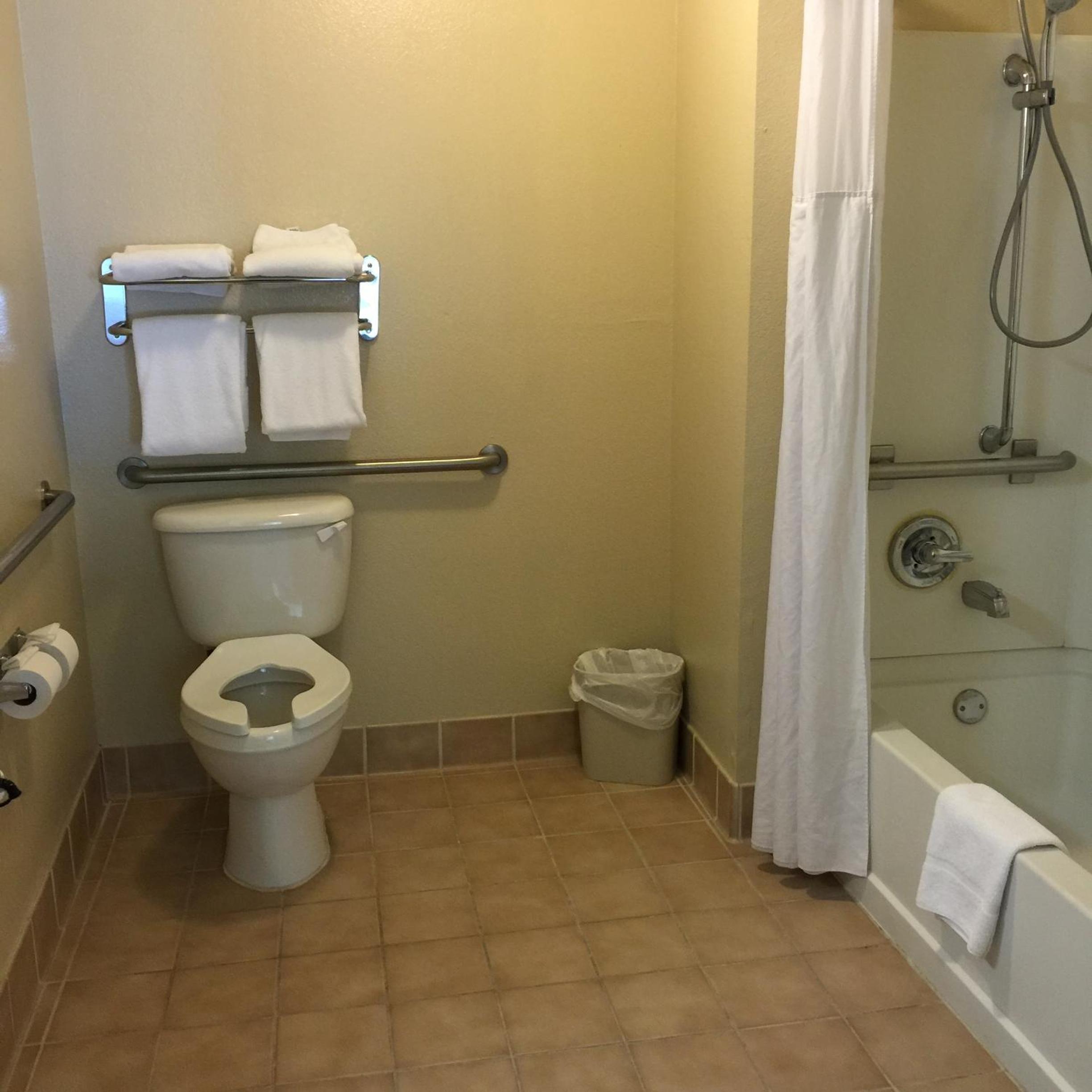 Queen Room with Sofa Bed - Disability Access/Non-Smoking - Photo 7