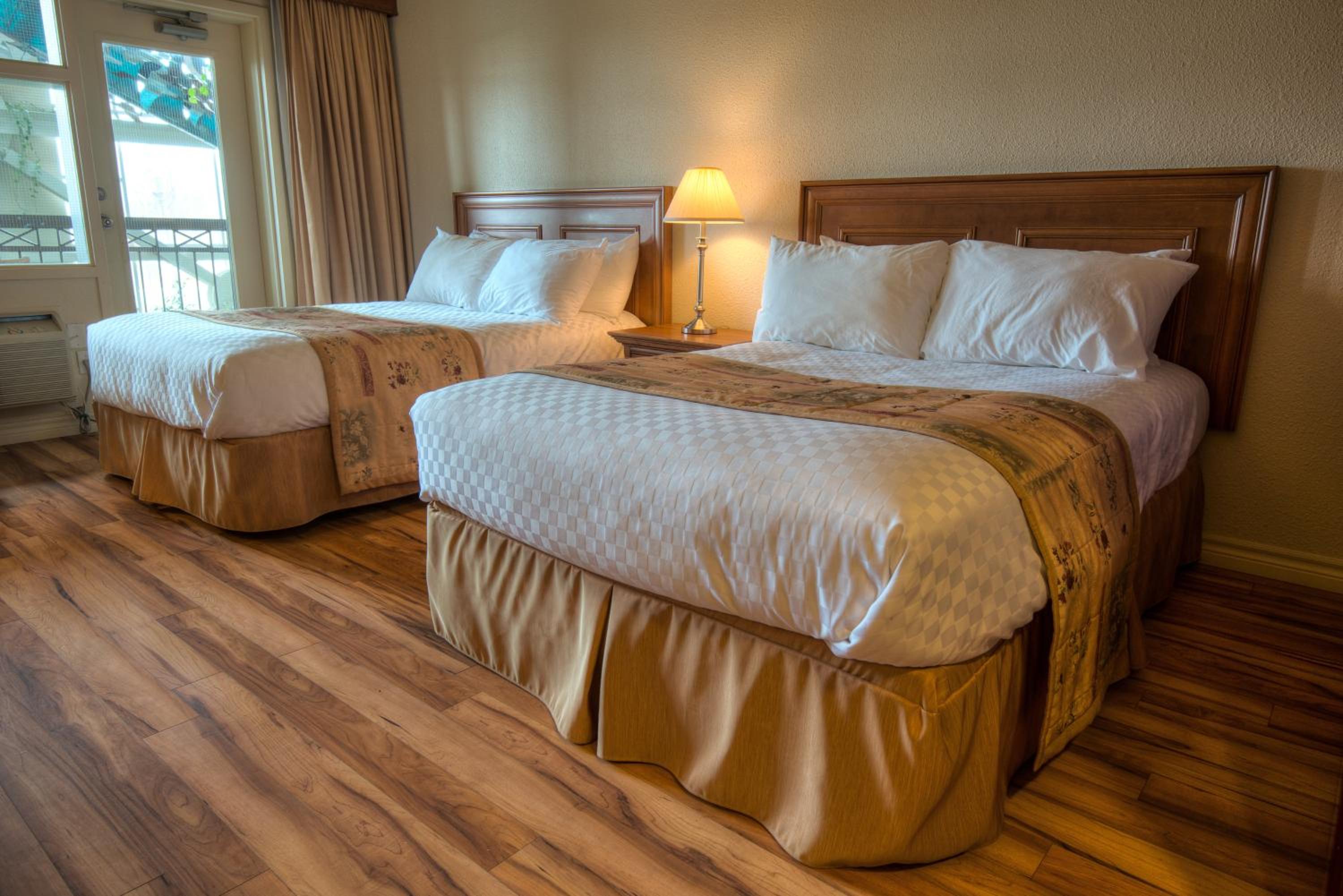 Standard Queen Room with Two Queen Beds - Photo 10